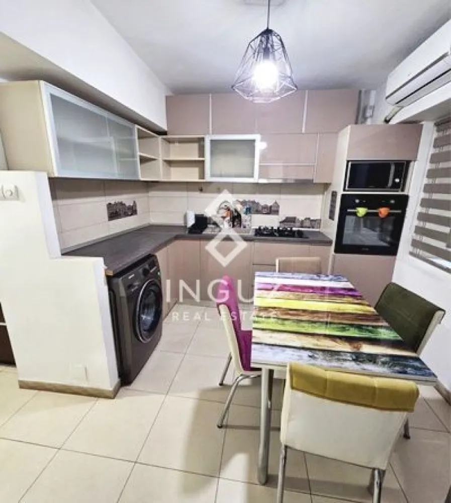 Apartament 3 camere de închiriat | Obor – Bucur Obor - Apartament 3 camere de închiriat | Obor – Bucur Obor Preț: 650 € Comision agenție: 50% Locație: Deasupra magazinului Bucur Obor (Bloc ALMO 1), Șoseaua Colentina La aproximativ 2 minute de stația de metrou Bucur Obor Detalii proprietate: Tip: apartament 3 camere Compartimentare: decomandat Suprafață utilă: 70 m² Balcon: 11 m² (închis) Suprafață totală: ~81 m² Etaj: 2 / 10 An construcție: 1977 – 1990 Prima închiriere Dotări: Mobilat modern Complet utilat Aer condiționat Mașină de spălat Plită + hotă Cuptor electric + cuptor cu microunde 2 televizoare Smart Descriere: Apartament spațios de 3 camere, situat într-o zonă foarte bine conectată, deasupra magazinului Bucur Obor. Locuința este la prima închiriere, complet mobilată și utilată, pregătită pentru mutare imediată. Balconul generos oferă spațiu suplimentar, iar poziționarea asigură acces rapid către metrou, transport public, centre comerciale și Piața Obor. Condiții: Nu se acceptă animale de companie Inguz Real Estate 📱 +40 774 017 567 (WhatsApp) 📱 +40 724 922 092 ✉️ info.inguzrealestate.com }}