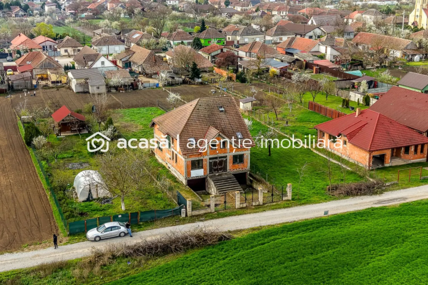 Casă 6 camere - la roșu - Zimandcuz, Arad – COMISION 0 - Vă propunem spre vânzare o proprietate deosebită, situată în comuna Zimandcuz, la doar câțiva kilometri de Arad, perfectă pentru cei care își doresc o locuință spațioasă, solid construită și adaptabilă după propriul gust. 📐 Detalii teren: - Suprafață teren: 831 mp - Front stradal: 14 ml - Proprietatea este împrejmuită complet cu gard 🏠 Detalii construcție: - Casă din cărămidă, construită la roșu - Regim de înălțime: Demisol + Parter + Etaj + Pod - Suprafață utilă: 237 mp (fără garaje, terasă și balcon) 🔽 Compartimentare: Demisol: - 2 garaje - Spații tehnice Parter: - Sufragerie spectaculoasă pe 2 nivele - 2 camere - 2 bucătării - 2 băi - Terasă Etaj: - 3 camere - 2 băi - Dressing - Balcon ✨ Proprietatea este ideală pentru o familie numeroasă sau pentru cei care își doresc un spațiu amplu, inteligent organizat, cu posibilitatea de a-l amenaja după propriile preferințe. 📞 Pentru mai multe detalii sau pentru programarea unei vizionări: 0755 274 519 - Daniel Hord – Consultant imobiliar Nu dispui de toată suma? Te ajutăm noi gratuit! Îți obținem oferte de la 16 bănci Ai o proprietate de vânzare în Arad și vrei să știi cât valorează cu adevărat? Sună-mă pentru o evaluare GRATUITĂ! Birou: ACASĂ | Agenție imobiliară Arad Adresă: Bulevardul Decebal 2, Arad 310133 }}