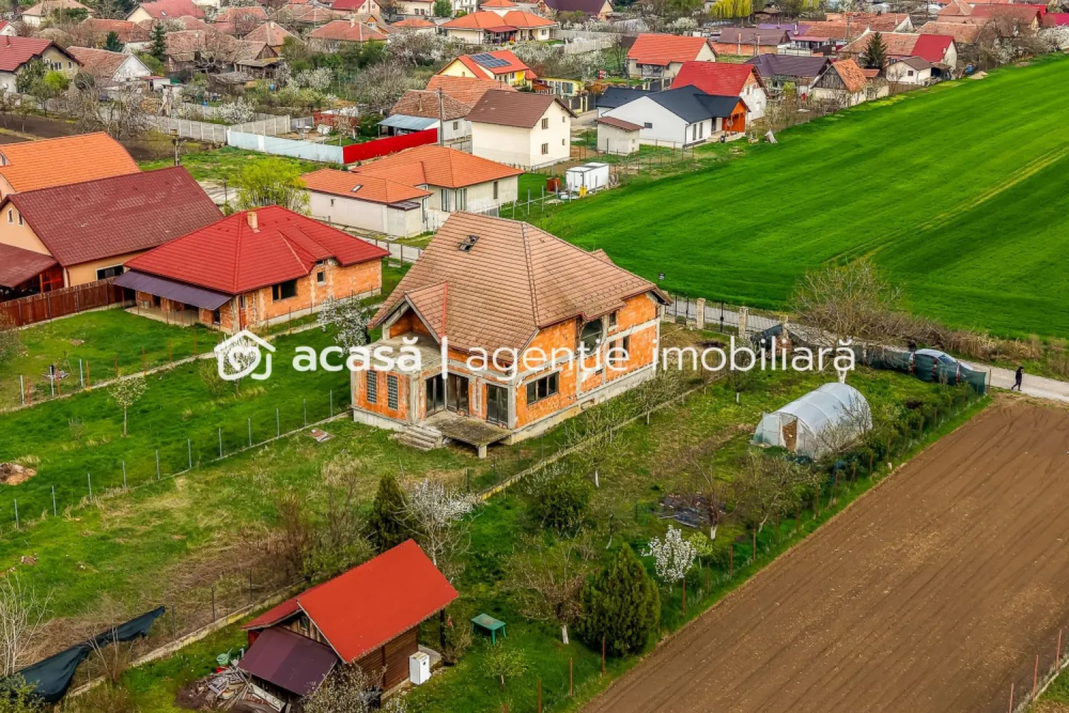 Casă 6 camere - la roșu - Zimandcuz, Arad – COMISION 0 - Vă propunem spre vânzare o proprietate deosebită, situată în comuna Zimandcuz, la doar câțiva kilometri de Arad, perfectă pentru cei care își doresc o locuință spațioasă, solid construită și adaptabilă după propriul gust. 📐 Detalii teren: - Suprafață teren: 831 mp - Front stradal: 14 ml - Proprietatea este împrejmuită complet cu gard 🏠 Detalii construcție: - Casă din cărămidă, construită la roșu - Regim de înălțime: Demisol + Parter + Etaj + Pod - Suprafață utilă: 237 mp (fără garaje, terasă și balcon) 🔽 Compartimentare: Demisol: - 2 garaje - Spații tehnice Parter: - Sufragerie spectaculoasă pe 2 nivele - 2 camere - 2 bucătării - 2 băi - Terasă Etaj: - 3 camere - 2 băi - Dressing - Balcon ✨ Proprietatea este ideală pentru o familie numeroasă sau pentru cei care își doresc un spațiu amplu, inteligent organizat, cu posibilitatea de a-l amenaja după propriile preferințe. 📞 Pentru mai multe detalii sau pentru programarea unei vizionări: 0755 274 519 - Daniel Hord – Consultant imobiliar Nu dispui de toată suma? Te ajutăm noi gratuit! Îți obținem oferte de la 16 bănci Ai o proprietate de vânzare în Arad și vrei să știi cât valorează cu adevărat? Sună-mă pentru o evaluare GRATUITĂ! Birou: ACASĂ | Agenție imobiliară Arad Adresă: Bulevardul Decebal 2, Arad 310133 }}