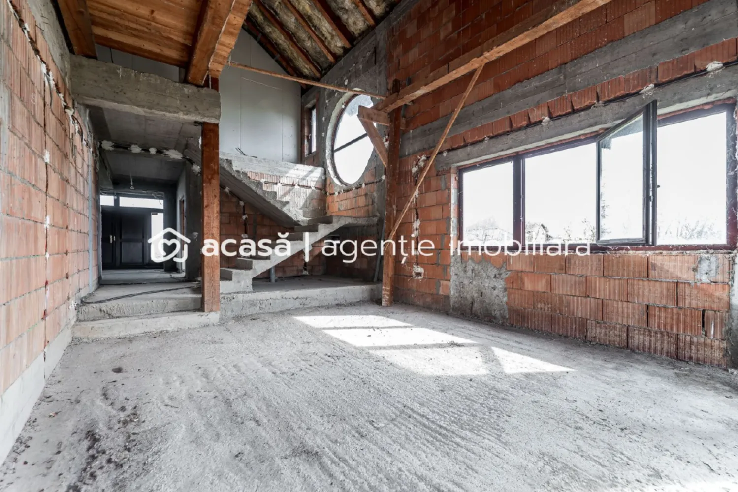 Casă 6 camere - la roșu - Zimandcuz, Arad – COMISION 0 - Vă propunem spre vânzare o proprietate deosebită, situată în comuna Zimandcuz, la doar câțiva kilometri de Arad, perfectă pentru cei care își doresc o locuință spațioasă, solid construită și adaptabilă după propriul gust. 📐 Detalii teren: - Suprafață teren: 831 mp - Front stradal: 14 ml - Proprietatea este împrejmuită complet cu gard 🏠 Detalii construcție: - Casă din cărămidă, construită la roșu - Regim de înălțime: Demisol + Parter + Etaj + Pod - Suprafață utilă: 237 mp (fără garaje, terasă și balcon) 🔽 Compartimentare: Demisol: - 2 garaje - Spații tehnice Parter: - Sufragerie spectaculoasă pe 2 nivele - 2 camere - 2 bucătării - 2 băi - Terasă Etaj: - 3 camere - 2 băi - Dressing - Balcon ✨ Proprietatea este ideală pentru o familie numeroasă sau pentru cei care își doresc un spațiu amplu, inteligent organizat, cu posibilitatea de a-l amenaja după propriile preferințe. 📞 Pentru mai multe detalii sau pentru programarea unei vizionări: 0755 274 519 - Daniel Hord – Consultant imobiliar Nu dispui de toată suma? Te ajutăm noi gratuit! Îți obținem oferte de la 16 bănci Ai o proprietate de vânzare în Arad și vrei să știi cât valorează cu adevărat? Sună-mă pentru o evaluare GRATUITĂ! Birou: ACASĂ | Agenție imobiliară Arad Adresă: Bulevardul Decebal 2, Arad 310133 }}