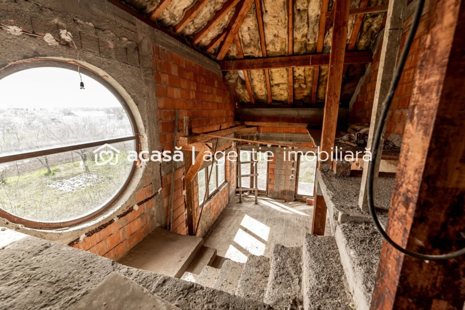 Casă 6 camere - la roșu - Zimandcuz, Arad – COMISION 0 - Vă propunem spre vânzare o proprietate deosebită, situată în comuna Zimandcuz, la doar câțiva kilometri de Arad, perfectă pentru cei care își doresc o locuință spațioasă, solid construită și adaptabilă după propriul gust. 📐 Detalii teren: - Suprafață teren: 831 mp - Front stradal: 14 ml - Proprietatea este împrejmuită complet cu gard 🏠 Detalii construcție: - Casă din cărămidă, construită la roșu - Regim de înălțime: Demisol + Parter + Etaj + Pod - Suprafață utilă: 237 mp (fără garaje, terasă și balcon) 🔽 Compartimentare: Demisol: - 2 garaje - Spații tehnice Parter: - Sufragerie spectaculoasă pe 2 nivele - 2 camere - 2 bucătării - 2 băi - Terasă Etaj: - 3 camere - 2 băi - Dressing - Balcon ✨ Proprietatea este ideală pentru o familie numeroasă sau pentru cei care își doresc un spațiu amplu, inteligent organizat, cu posibilitatea de a-l amenaja după propriile preferințe. 📞 Pentru mai multe detalii sau pentru programarea unei vizionări: 0755 274 519 - Daniel Hord – Consultant imobiliar Nu dispui de toată suma? Te ajutăm noi gratuit! Îți obținem oferte de la 16 bănci Ai o proprietate de vânzare în Arad și vrei să știi cât valorează cu adevărat? Sună-mă pentru o evaluare GRATUITĂ! Birou: ACASĂ | Agenție imobiliară Arad Adresă: Bulevardul Decebal 2, Arad 310133 }}