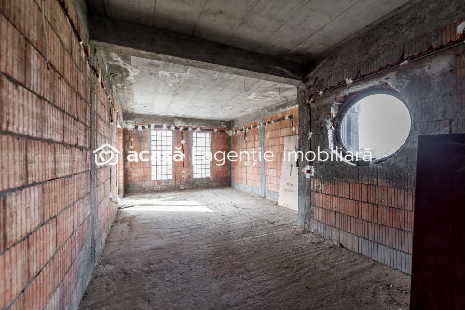 Casă 6 camere - la roșu - Zimandcuz, Arad – COMISION 0 - Vă propunem spre vânzare o proprietate deosebită, situată în comuna Zimandcuz, la doar câțiva kilometri de Arad, perfectă pentru cei care își doresc o locuință spațioasă, solid construită și adaptabilă după propriul gust. 📐 Detalii teren: - Suprafață teren: 831 mp - Front stradal: 14 ml - Proprietatea este împrejmuită complet cu gard 🏠 Detalii construcție: - Casă din cărămidă, construită la roșu - Regim de înălțime: Demisol + Parter + Etaj + Pod - Suprafață utilă: 237 mp (fără garaje, terasă și balcon) 🔽 Compartimentare: Demisol: - 2 garaje - Spații tehnice Parter: - Sufragerie spectaculoasă pe 2 nivele - 2 camere - 2 bucătării - 2 băi - Terasă Etaj: - 3 camere - 2 băi - Dressing - Balcon ✨ Proprietatea este ideală pentru o familie numeroasă sau pentru cei care își doresc un spațiu amplu, inteligent organizat, cu posibilitatea de a-l amenaja după propriile preferințe. 📞 Pentru mai multe detalii sau pentru programarea unei vizionări: 0755 274 519 - Daniel Hord – Consultant imobiliar Nu dispui de toată suma? Te ajutăm noi gratuit! Îți obținem oferte de la 16 bănci Ai o proprietate de vânzare în Arad și vrei să știi cât valorează cu adevărat? Sună-mă pentru o evaluare GRATUITĂ! Birou: ACASĂ | Agenție imobiliară Arad Adresă: Bulevardul Decebal 2, Arad 310133 }}