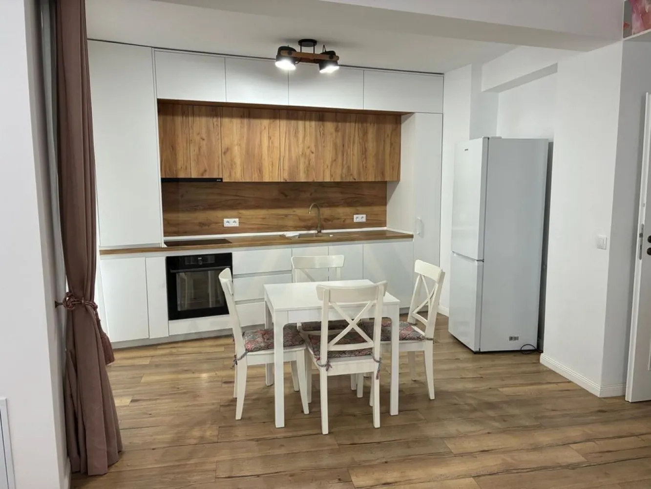Apartament modern 3 camere 2 bai 2 locuri de parcare balcon Selimbar - Agenția Imobiliara Azura Estate va propune spre închiriere un apartament cu 3 camere, cu o suprafață utilă de 70 mp utili, compus din living cu bucătărie open-space, 2 dormitoare, 2 băi, balcon și boxă de depozitare, situat într-un imobil nou (2024), în zona Șelimbăr – Brana, în proximitatea Sibiu. Proprietatea beneficiază de 2 locuri de parcare private. 📍 Zona Brana din Șelimbăr este apreciată pentru liniște și accesibilitate, cu conexiune directă către Promenada Mall și arterele principale ale orașului. În apropiere se regăsesc magazine, mijloace de transport în comun și puncte de interes, oferind un stil de viață confortabil și bine conectat. 🌳 Caracteristici si compartimentare: 🛋️ Living cu bucătărie open-space – complet utilată (mașină de spălat vase, cuptor electric, plită electrică, frigider) 🛏️ 2 Dormitoare – unul matrimonial, iar cel de-al doilea ideal pentru copil sau birou 🚿 Baie 1 – dotată cu duș walk-in și mașină de spălat rufe 🛁 Baie 2 – dotată cu cadă 🌿 Balcon – amenajat cu masă și scaune 📦 Boxă – spațiu pentru depozitare (cauciucuri, biciclete, cărucioare) ✨ Dotări și avantaje: 🪑 Mobilat și utilat complet 🆕 Imobil nou – construcție 2024 🚗 2 locuri de parcare private 🌞 Apartament luminos și bine compartimentat 🔑 Disponibil pentru mutare 📅 Închiriere pe termen lung 💶 Prețul de închiriere este de 550 euro/lună! Se percepe o garanție echivalentă cu valoarea unei luni de chirie. }}