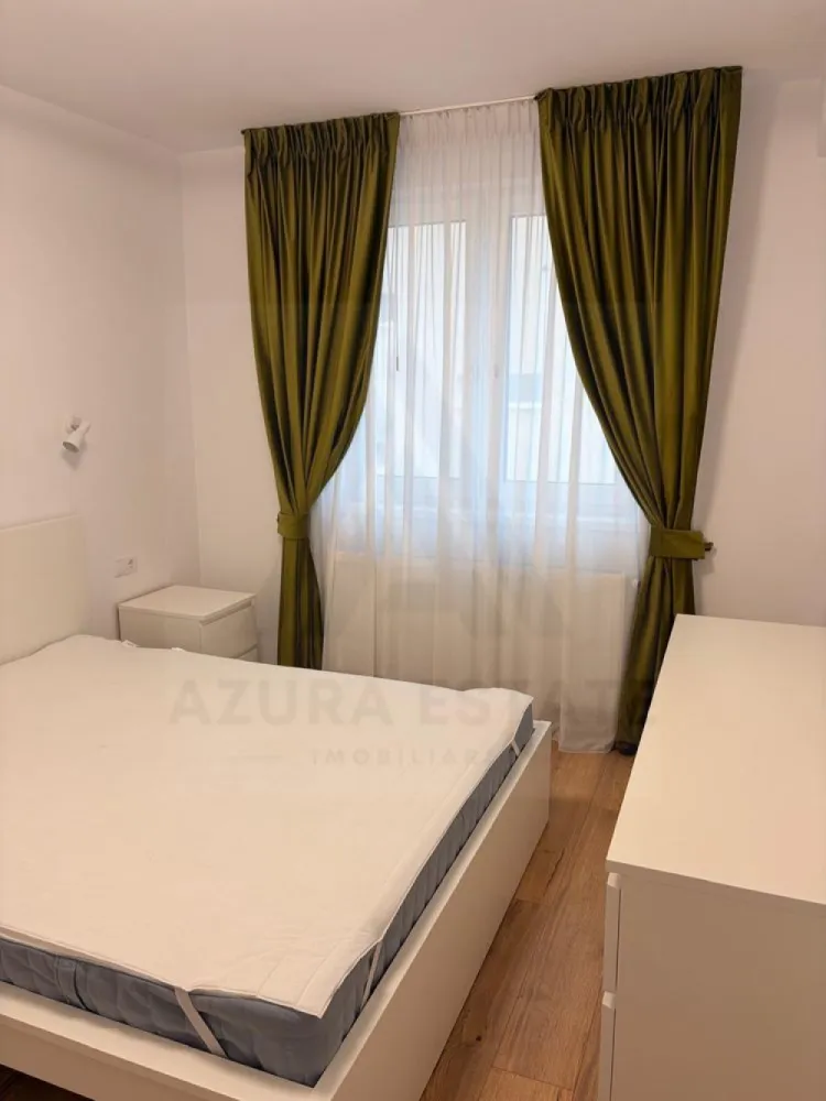 Apartament modern 3 camere 2 bai 2 locuri de parcare balcon Selimbar - Agenția Imobiliara Azura Estate va propune spre închiriere un apartament cu 3 camere, cu o suprafață utilă de 70 mp utili, compus din living cu bucătărie open-space, 2 dormitoare, 2 băi, balcon și boxă de depozitare, situat într-un imobil nou (2024), în zona Șelimbăr – Brana, în proximitatea Sibiu. Proprietatea beneficiază de 2 locuri de parcare private. 📍 Zona Brana din Șelimbăr este apreciată pentru liniște și accesibilitate, cu conexiune directă către Promenada Mall și arterele principale ale orașului. În apropiere se regăsesc magazine, mijloace de transport în comun și puncte de interes, oferind un stil de viață confortabil și bine conectat. 🌳 Caracteristici si compartimentare: 🛋️ Living cu bucătărie open-space – complet utilată (mașină de spălat vase, cuptor electric, plită electrică, frigider) 🛏️ 2 Dormitoare – unul matrimonial, iar cel de-al doilea ideal pentru copil sau birou 🚿 Baie 1 – dotată cu duș walk-in și mașină de spălat rufe 🛁 Baie 2 – dotată cu cadă 🌿 Balcon – amenajat cu masă și scaune 📦 Boxă – spațiu pentru depozitare (cauciucuri, biciclete, cărucioare) ✨ Dotări și avantaje: 🪑 Mobilat și utilat complet 🆕 Imobil nou – construcție 2024 🚗 2 locuri de parcare private 🌞 Apartament luminos și bine compartimentat 🔑 Disponibil pentru mutare 📅 Închiriere pe termen lung 💶 Prețul de închiriere este de 550 euro/lună! Se percepe o garanție echivalentă cu valoarea unei luni de chirie. }}
