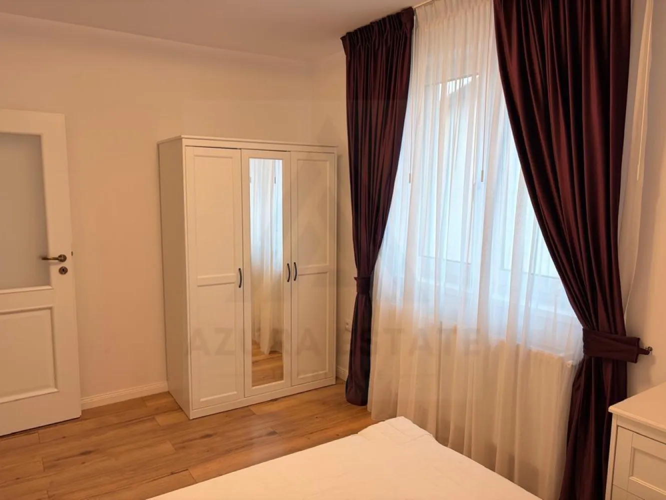 Apartament modern 3 camere 2 bai 2 locuri de parcare balcon Selimbar - Agenția Imobiliara Azura Estate va propune spre închiriere un apartament cu 3 camere, cu o suprafață utilă de 70 mp utili, compus din living cu bucătărie open-space, 2 dormitoare, 2 băi, balcon și boxă de depozitare, situat într-un imobil nou (2024), în zona Șelimbăr – Brana, în proximitatea Sibiu. Proprietatea beneficiază de 2 locuri de parcare private. 📍 Zona Brana din Șelimbăr este apreciată pentru liniște și accesibilitate, cu conexiune directă către Promenada Mall și arterele principale ale orașului. În apropiere se regăsesc magazine, mijloace de transport în comun și puncte de interes, oferind un stil de viață confortabil și bine conectat. 🌳 Caracteristici si compartimentare: 🛋️ Living cu bucătărie open-space – complet utilată (mașină de spălat vase, cuptor electric, plită electrică, frigider) 🛏️ 2 Dormitoare – unul matrimonial, iar cel de-al doilea ideal pentru copil sau birou 🚿 Baie 1 – dotată cu duș walk-in și mașină de spălat rufe 🛁 Baie 2 – dotată cu cadă 🌿 Balcon – amenajat cu masă și scaune 📦 Boxă – spațiu pentru depozitare (cauciucuri, biciclete, cărucioare) ✨ Dotări și avantaje: 🪑 Mobilat și utilat complet 🆕 Imobil nou – construcție 2024 🚗 2 locuri de parcare private 🌞 Apartament luminos și bine compartimentat 🔑 Disponibil pentru mutare 📅 Închiriere pe termen lung 💶 Prețul de închiriere este de 550 euro/lună! Se percepe o garanție echivalentă cu valoarea unei luni de chirie. }}
