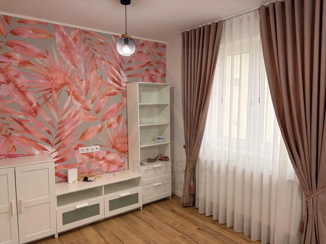 Apartament modern 3 camere 2 bai 2 locuri de parcare balcon Selimbar - Agenția Imobiliara Azura Estate va propune spre închiriere un apartament cu 3 camere, cu o suprafață utilă de 70 mp utili, compus din living cu bucătărie open-space, 2 dormitoare, 2 băi, balcon și boxă de depozitare, situat într-un imobil nou (2024), în zona Șelimbăr – Brana, în proximitatea Sibiu. Proprietatea beneficiază de 2 locuri de parcare private. 📍 Zona Brana din Șelimbăr este apreciată pentru liniște și accesibilitate, cu conexiune directă către Promenada Mall și arterele principale ale orașului. În apropiere se regăsesc magazine, mijloace de transport în comun și puncte de interes, oferind un stil de viață confortabil și bine conectat. 🌳 Caracteristici si compartimentare: 🛋️ Living cu bucătărie open-space – complet utilată (mașină de spălat vase, cuptor electric, plită electrică, frigider) 🛏️ 2 Dormitoare – unul matrimonial, iar cel de-al doilea ideal pentru copil sau birou 🚿 Baie 1 – dotată cu duș walk-in și mașină de spălat rufe 🛁 Baie 2 – dotată cu cadă 🌿 Balcon – amenajat cu masă și scaune 📦 Boxă – spațiu pentru depozitare (cauciucuri, biciclete, cărucioare) ✨ Dotări și avantaje: 🪑 Mobilat și utilat complet 🆕 Imobil nou – construcție 2024 🚗 2 locuri de parcare private 🌞 Apartament luminos și bine compartimentat 🔑 Disponibil pentru mutare 📅 Închiriere pe termen lung 💶 Prețul de închiriere este de 550 euro/lună! Se percepe o garanție echivalentă cu valoarea unei luni de chirie. }}