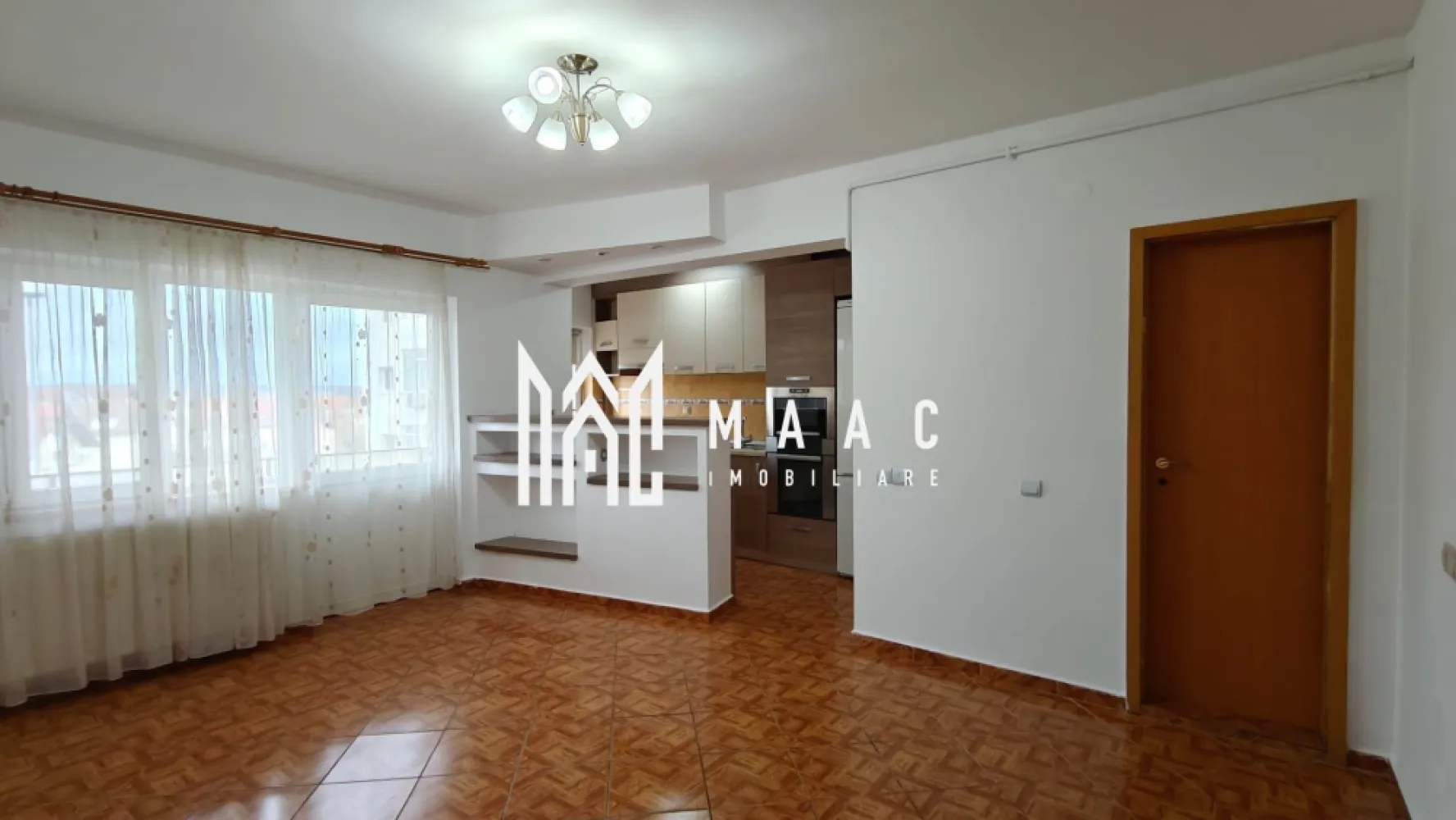Apartament 4 camere | 2 balcoane | 86 mp | Ștrand - MAAC Imobiliare vă propune spre vânzare un apartament generos, cu 4 camere decomandate, situat într-o locație excelentă, ideal pentru o familie sau pentru cei care apreciază confortul și spațiul. Suprafața utilă de 86 mp oferă o compartimentare practică și modernă, cu camere luminoase și funcționale. Apartamentul se vinde parțial mobilat și utilat, exact ca în poze, fiind astfel pregătit pentru mutare imediată. Detalii apartament: • Suprafață utilă: 86 mp • Camere: 4 (living cu bucătărie deschisă, 3 dormitoare, 2 băi) • Băi: 2 (una cu cadă, cealaltă cu duș) • Balcoane: 2 (unul de 5,89 mp și un logie de 2,32 mp) • Compartimentare: Decomandată, cu un living spațios de 23,20 mp, 3 dormitoare (15,97 mp fiecare) și o cameră de zi de 17,34 mp. • Orientare: Sud-Est-Vest, apartamentul beneficiază de lumină naturală pe tot parcursul zilei. Facilități și dotări: • Apartamentul dispune de toate utilitățile, inclusiv curent trifazic. • Clădirea are doar 4 etaje (apartamentul se află la parterul înalt), cu doar 2 apartamente pe etaj, oferind intimitate și liniște. • Încălzire centralizată, termopan, și instalații de calitate superioară. Opțiuni suplimentare: • Garaj privat de 21,35 mp, situat sub apartament, disponibil pentru 18.000 euro. • Două boxe (7,61 mp fiecare), la prețul de 8.000 euro fiecare, pentru un plus de confort și spațiu de depozitare. Preț total: • Apartament + garaj: 187.000 euro • Apartament fără garaj: 169.000 euro • Boxe: 8.000 euro fiecare Apartamentul este liber și pregătit pentru mutare imediată. Se vinde parțial mobilat și utilat, exact ca în poze, oferindu-vă un confort suplimentar și economisind timp pentru amenajări. Pentru detalii suplimentare sau pentru a programa o vizionare, vă rugăm să contactați MAAC Imobiliare, menționând codul ID: CP2810541. }}