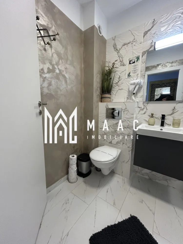 Apartamente 2 Camere | 40Mp | Balcon | Loc de Parcare | Cartierul Henri Coandă - MAAC Imobiliare vă propune spre vânzare un apartament modern cu 2 camere, situat în cartierul Henri Coandă din Sibiu, într-o zonă rezidențială aflată în plină dezvoltare, apreciată pentru liniște, acces facil către oraș și comunitatea rezidențială în continuă formare. Proprietatea reprezintă o alegere potrivită atât pentru locuință personală, cât și pentru investiție imobiliară, datorită poziționării într-un cartier modern și a nivelului ridicat de amenajare. Apartamentul este amenajat la standarde premium și se vinde complet mobilat și utilat, fiind pregătit pentru mutare imediată sau pentru introducerea rapidă în circuitul de închiriere. Spațiul interior este gândit pentru confort și funcționalitate, cu finisaje moderne, mobilier de calitate superioară și un ambient elegant care oferă un spațiu luminos și primitor. Dotări și beneficii: -încălzire în pardoseală -aer condiționat -bucătărie complet utilată (plită electrică, frigider și electrocasnice) -televizoare în fiecare cameră -mobilier modern de calitate superioară -loc de parcare inclus Interiorul apartamentului este amenajat într-un stil modern și elegant, cu atenție la detalii și materiale de calitate, oferind un nivel ridicat de confort pentru viitorii proprietari. Compartimentarea și dotările îl fac potrivit atât pentru utilizare imediată, cât și pentru exploatarea eficientă ca investiție. Proprietatea este potrivită pentru: -închiriere pe termen lung -regim hotelier -locuință personală Datorită poziției în cartierul Henri Coandă, una dintre zonele rezidențiale aflate în dezvoltare din Sibiu, apartamentul reprezintă o oportunitate atractivă pentru cumpărătorii care caută o locuință modernă sau o investiție sigură pe piața imobiliară locală. Bonus: primele apartamente vândute vor beneficia de spațiu de depozitare la subsol, ideal pentru depozitarea obiectelor personale sau sezoniere. Proprietățile bine amenajate din această zonă se vând rapid, motiv pentru care recomandăm programarea unei vizionări din timp pentru a descoperi avantajele acestei proprietăți. Pentru mai multe informații și programări la vizionare, vă rugăm să ne contactați telefonic și să menționați CP2955537. }}