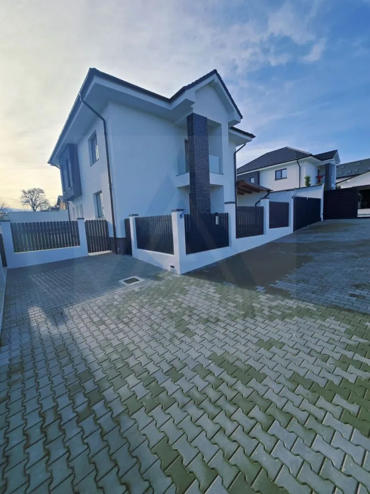 Casa exclusivista individuala echipata premium si teren 500 mp in Daia - Agentia imobiliara Azura-Estate va propune spre vanzare o casa individuala premium, edificata din caramida porotherm in anul curent, cu o suprafata utila de 205 mp, imprejmuita, cu un teren aferent de 500 mp, situata intr-o locatie exclusivista din Daia Noua. Locuinta este completată de 40 mp spații de depozitare, 25 mp terase și o curte generoasă de 380 mp, oferind confort și funcționalitate la cele mai înalte standarde. Proprietatea dispune de 3 locuri de parcare, dintre care unul acoperit, pentru un plus de comoditate. Caracteristici si compartimentare: Parter: hol, dormitor, baie, living spațios, bucătărie, cameră tehnică și spațiu de depozitare. Etaj: hol, baie, 3 dormitoare și dressing. Pod: 40 mp spațiu locuibil + 40 mp spații de depozitare. Dotări premium: Încălzire în pardoseală pe toate cele 3 nivele, cu pompa de căldură. Zidărie exterioară din cărămidă de 30 cm și interioară de 25 cm. Izolație cu polistiren de 10 cm. Geamuri tripan Salamander, șapă elicopterizată, pereți finisați cu lavabilă albă. Prize și întrerupătoare Schneider, corpuri de iluminat incluse. Băi placate cu ceramică 60x120, dotate cu sisteme de duș și vase WC cu rezervor. Balustrade de sticlă la terase. Sistem de irigare cu control de pe telefon, rulouri de gazon. Garduri din beton cu profile și bandă LED integrată. Glafuri la geamuri și poartă metalică. Daia Nouă este una dintre cele mai dinamice și atractive zone rezidențiale din proximitatea Sibiului, aflată la doar câteva minute de oraș. Localitatea se bucură de o dezvoltare constantă, cu investiții în infrastructură și un profil urbanistic modern, ceea ce o transformă într-un loc ideal pentru achiziții imobiliare și proiecte în regim hotelier sau rezidențial premium. Pretul acestei case este de 350000 euro negociabil! }}