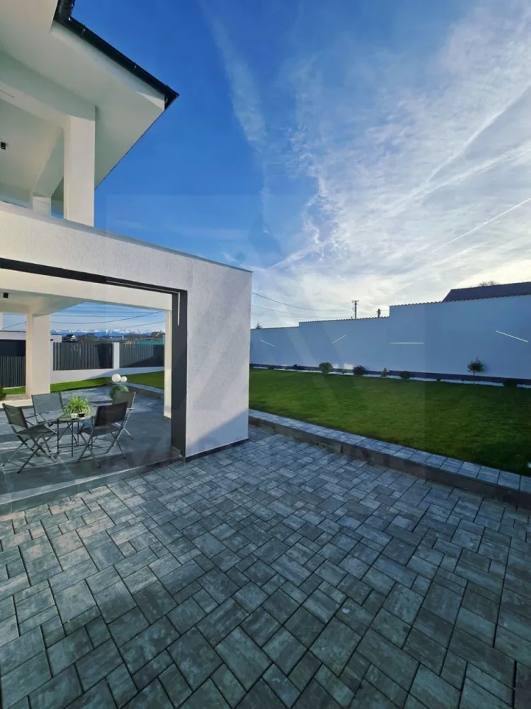 Casa exclusivista individuala echipata premium si teren 500 mp in Daia - Agentia imobiliara Azura-Estate va propune spre vanzare o casa individuala premium, edificata din caramida porotherm in anul curent, cu o suprafata utila de 205 mp, imprejmuita, cu un teren aferent de 500 mp, situata intr-o locatie exclusivista din Daia Noua. Locuinta este completată de 40 mp spații de depozitare, 25 mp terase și o curte generoasă de 380 mp, oferind confort și funcționalitate la cele mai înalte standarde. Proprietatea dispune de 3 locuri de parcare, dintre care unul acoperit, pentru un plus de comoditate. Caracteristici si compartimentare: Parter: hol, dormitor, baie, living spațios, bucătărie, cameră tehnică și spațiu de depozitare. Etaj: hol, baie, 3 dormitoare și dressing. Pod: 40 mp spațiu locuibil + 40 mp spații de depozitare. Dotări premium: Încălzire în pardoseală pe toate cele 3 nivele, cu pompa de căldură. Zidărie exterioară din cărămidă de 30 cm și interioară de 25 cm. Izolație cu polistiren de 10 cm. Geamuri tripan Salamander, șapă elicopterizată, pereți finisați cu lavabilă albă. Prize și întrerupătoare Schneider, corpuri de iluminat incluse. Băi placate cu ceramică 60x120, dotate cu sisteme de duș și vase WC cu rezervor. Balustrade de sticlă la terase. Sistem de irigare cu control de pe telefon, rulouri de gazon. Garduri din beton cu profile și bandă LED integrată. Glafuri la geamuri și poartă metalică. Daia Nouă este una dintre cele mai dinamice și atractive zone rezidențiale din proximitatea Sibiului, aflată la doar câteva minute de oraș. Localitatea se bucură de o dezvoltare constantă, cu investiții în infrastructură și un profil urbanistic modern, ceea ce o transformă într-un loc ideal pentru achiziții imobiliare și proiecte în regim hotelier sau rezidențial premium. Pretul acestei case este de 350000 euro negociabil! }}