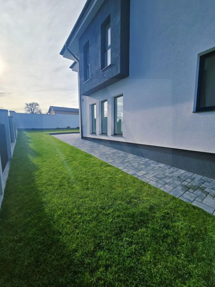 Casa exclusivista individuala echipata premium si teren 500 mp in Daia - Agentia imobiliara Azura-Estate va propune spre vanzare o casa individuala premium, edificata din caramida porotherm in anul curent, cu o suprafata utila de 205 mp, imprejmuita, cu un teren aferent de 500 mp, situata intr-o locatie exclusivista din Daia Noua. Locuinta este completată de 40 mp spații de depozitare, 25 mp terase și o curte generoasă de 380 mp, oferind confort și funcționalitate la cele mai înalte standarde. Proprietatea dispune de 3 locuri de parcare, dintre care unul acoperit, pentru un plus de comoditate. Caracteristici si compartimentare: Parter: hol, dormitor, baie, living spațios, bucătărie, cameră tehnică și spațiu de depozitare. Etaj: hol, baie, 3 dormitoare și dressing. Pod: 40 mp spațiu locuibil + 40 mp spații de depozitare. Dotări premium: Încălzire în pardoseală pe toate cele 3 nivele, cu pompa de căldură. Zidărie exterioară din cărămidă de 30 cm și interioară de 25 cm. Izolație cu polistiren de 10 cm. Geamuri tripan Salamander, șapă elicopterizată, pereți finisați cu lavabilă albă. Prize și întrerupătoare Schneider, corpuri de iluminat incluse. Băi placate cu ceramică 60x120, dotate cu sisteme de duș și vase WC cu rezervor. Balustrade de sticlă la terase. Sistem de irigare cu control de pe telefon, rulouri de gazon. Garduri din beton cu profile și bandă LED integrată. Glafuri la geamuri și poartă metalică. Daia Nouă este una dintre cele mai dinamice și atractive zone rezidențiale din proximitatea Sibiului, aflată la doar câteva minute de oraș. Localitatea se bucură de o dezvoltare constantă, cu investiții în infrastructură și un profil urbanistic modern, ceea ce o transformă într-un loc ideal pentru achiziții imobiliare și proiecte în regim hotelier sau rezidențial premium. Pretul acestei case este de 350000 euro negociabil! }}