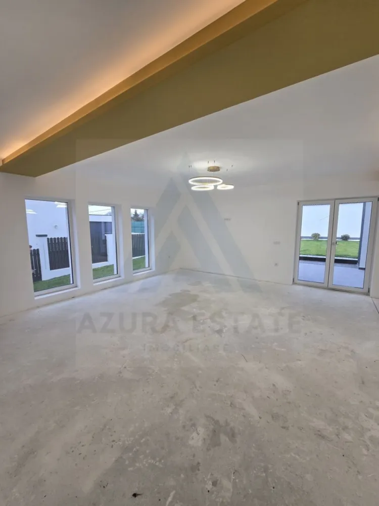 Casa exclusivista individuala echipata premium si teren 500 mp in Daia - Agentia imobiliara Azura-Estate va propune spre vanzare o casa individuala premium, edificata din caramida porotherm in anul curent, cu o suprafata utila de 205 mp, imprejmuita, cu un teren aferent de 500 mp, situata intr-o locatie exclusivista din Daia Noua. Locuinta este completată de 40 mp spații de depozitare, 25 mp terase și o curte generoasă de 380 mp, oferind confort și funcționalitate la cele mai înalte standarde. Proprietatea dispune de 3 locuri de parcare, dintre care unul acoperit, pentru un plus de comoditate. Caracteristici si compartimentare: Parter: hol, dormitor, baie, living spațios, bucătărie, cameră tehnică și spațiu de depozitare. Etaj: hol, baie, 3 dormitoare și dressing. Pod: 40 mp spațiu locuibil + 40 mp spații de depozitare. Dotări premium: Încălzire în pardoseală pe toate cele 3 nivele, cu pompa de căldură. Zidărie exterioară din cărămidă de 30 cm și interioară de 25 cm. Izolație cu polistiren de 10 cm. Geamuri tripan Salamander, șapă elicopterizată, pereți finisați cu lavabilă albă. Prize și întrerupătoare Schneider, corpuri de iluminat incluse. Băi placate cu ceramică 60x120, dotate cu sisteme de duș și vase WC cu rezervor. Balustrade de sticlă la terase. Sistem de irigare cu control de pe telefon, rulouri de gazon. Garduri din beton cu profile și bandă LED integrată. Glafuri la geamuri și poartă metalică. Daia Nouă este una dintre cele mai dinamice și atractive zone rezidențiale din proximitatea Sibiului, aflată la doar câteva minute de oraș. Localitatea se bucură de o dezvoltare constantă, cu investiții în infrastructură și un profil urbanistic modern, ceea ce o transformă într-un loc ideal pentru achiziții imobiliare și proiecte în regim hotelier sau rezidențial premium. Pretul acestei case este de 350000 euro negociabil! }}