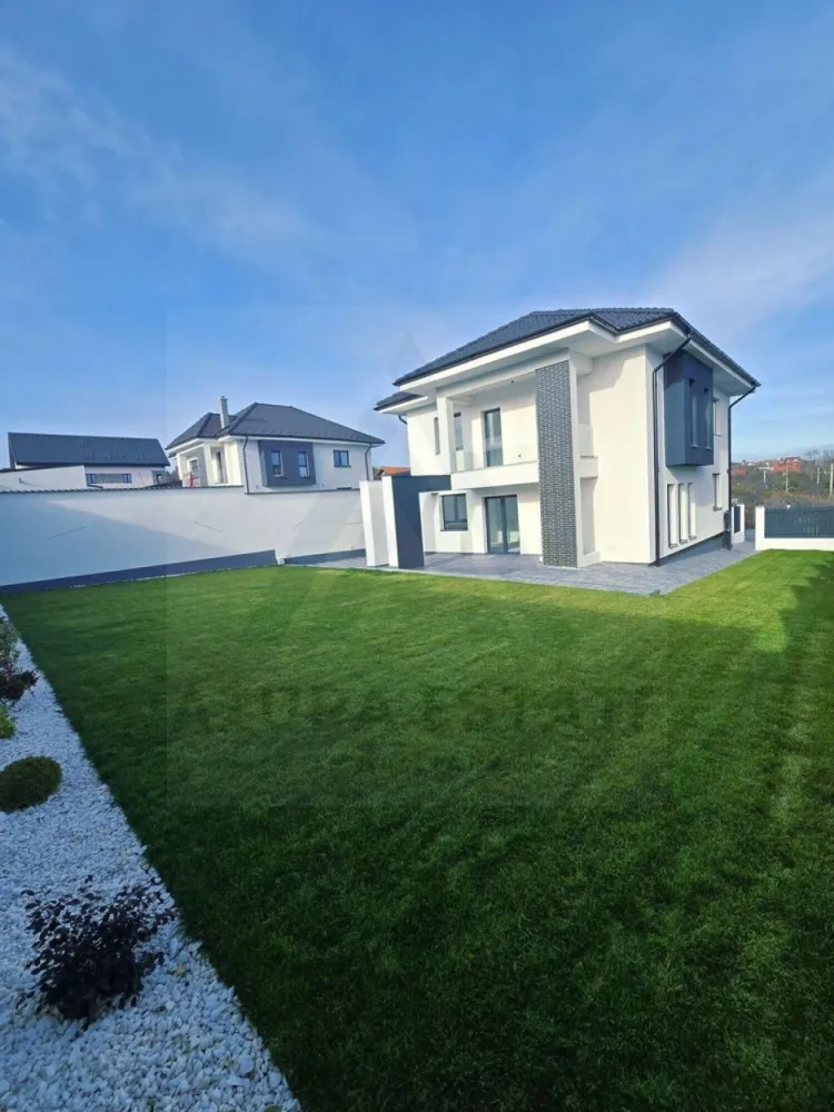 Casa exclusivista individuala echipata premium si teren 500 mp in Daia - Agentia imobiliara Azura-Estate va propune spre vanzare o casa individuala premium, edificata din caramida porotherm in anul curent, cu o suprafata utila de 205 mp, imprejmuita, cu un teren aferent de 500 mp, situata intr-o locatie exclusivista din Daia Noua. Locuinta este completată de 40 mp spații de depozitare, 25 mp terase și o curte generoasă de 380 mp, oferind confort și funcționalitate la cele mai înalte standarde. Proprietatea dispune de 3 locuri de parcare, dintre care unul acoperit, pentru un plus de comoditate. Caracteristici si compartimentare: Parter: hol, dormitor, baie, living spațios, bucătărie, cameră tehnică și spațiu de depozitare. Etaj: hol, baie, 3 dormitoare și dressing. Pod: 40 mp spațiu locuibil + 40 mp spații de depozitare. Dotări premium: Încălzire în pardoseală pe toate cele 3 nivele, cu pompa de căldură. Zidărie exterioară din cărămidă de 30 cm și interioară de 25 cm. Izolație cu polistiren de 10 cm. Geamuri tripan Salamander, șapă elicopterizată, pereți finisați cu lavabilă albă. Prize și întrerupătoare Schneider, corpuri de iluminat incluse. Băi placate cu ceramică 60x120, dotate cu sisteme de duș și vase WC cu rezervor. Balustrade de sticlă la terase. Sistem de irigare cu control de pe telefon, rulouri de gazon. Garduri din beton cu profile și bandă LED integrată. Glafuri la geamuri și poartă metalică. Daia Nouă este una dintre cele mai dinamice și atractive zone rezidențiale din proximitatea Sibiului, aflată la doar câteva minute de oraș. Localitatea se bucură de o dezvoltare constantă, cu investiții în infrastructură și un profil urbanistic modern, ceea ce o transformă într-un loc ideal pentru achiziții imobiliare și proiecte în regim hotelier sau rezidențial premium. Pretul acestei case este de 350000 euro negociabil! }}