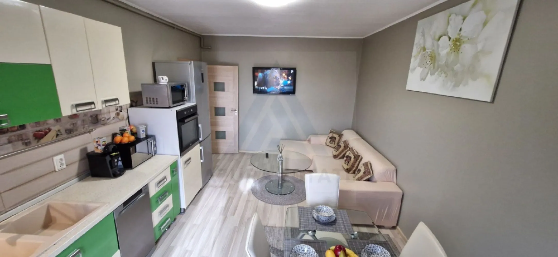 Apartament modern 3 camere etaj 2 parcare si balcon 11 mp in Selimbar - Agentia imobiliara va propune spre vanzare un apartment modern cu 3 camere si o suprafata utila de 54 mp, compus din lving cu bucatarie, 2 dormitoare, baie, parcare si balcon, situat la etajul 2 intr-un imobil edificat din caramida in anul 2019 in Selimbar. Selimbăr este astăzi una dintre cele mai dorite zone rezidențiale ale Sibiului, un mix rar între liniște, spațiu și acces rapid către tot ce contează. Cartierul atrage prin străzi aerisite, dezvoltări moderne și o comunitate tânără, orientată spre calitate și siguranță iar in proximitate regasiti Mall-ul, mijloace de transport in comun, magazine comerciale, scoli, gradinite si parcuri. Caracteristici si compartimentare: Living generos cu iesire pe balcon Bucatarie complet utilata mobilata 2 dormitoare matrimoniale Baie moderna Balcon 11 mp Loc de parcare privat Loc de joaca in proximitate. Apartamentul a fost recent renovat, ferestre tripan, zugravit, modernizat. Pretul de vanzare este de 118500 euro negociabil! }}