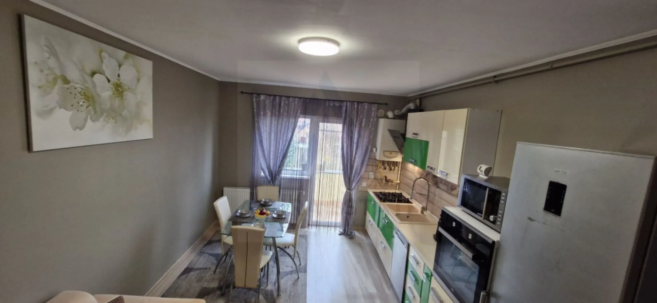 Apartament modern 3 camere etaj 2 parcare si balcon 11 mp in Selimbar - Agentia imobiliara va propune spre vanzare un apartment modern cu 3 camere si o suprafata utila de 54 mp, compus din lving cu bucatarie, 2 dormitoare, baie, parcare si balcon, situat la etajul 2 intr-un imobil edificat din caramida in anul 2019 in Selimbar. Selimbăr este astăzi una dintre cele mai dorite zone rezidențiale ale Sibiului, un mix rar între liniște, spațiu și acces rapid către tot ce contează. Cartierul atrage prin străzi aerisite, dezvoltări moderne și o comunitate tânără, orientată spre calitate și siguranță iar in proximitate regasiti Mall-ul, mijloace de transport in comun, magazine comerciale, scoli, gradinite si parcuri. Caracteristici si compartimentare: Living generos cu iesire pe balcon Bucatarie complet utilata mobilata 2 dormitoare matrimoniale Baie moderna Balcon 11 mp Loc de parcare privat Loc de joaca in proximitate. Apartamentul a fost recent renovat, ferestre tripan, zugravit, modernizat. Pretul de vanzare este de 118500 euro negociabil! }}