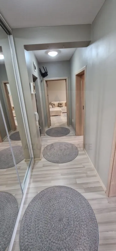 Apartament modern 3 camere etaj 2 parcare si balcon 11 mp in Selimbar - Agentia imobiliara va propune spre vanzare un apartment modern cu 3 camere si o suprafata utila de 54 mp, compus din lving cu bucatarie, 2 dormitoare, baie, parcare si balcon, situat la etajul 2 intr-un imobil edificat din caramida in anul 2019 in Selimbar. Selimbăr este astăzi una dintre cele mai dorite zone rezidențiale ale Sibiului, un mix rar între liniște, spațiu și acces rapid către tot ce contează. Cartierul atrage prin străzi aerisite, dezvoltări moderne și o comunitate tânără, orientată spre calitate și siguranță iar in proximitate regasiti Mall-ul, mijloace de transport in comun, magazine comerciale, scoli, gradinite si parcuri. Caracteristici si compartimentare: Living generos cu iesire pe balcon Bucatarie complet utilata mobilata 2 dormitoare matrimoniale Baie moderna Balcon 11 mp Loc de parcare privat Loc de joaca in proximitate. Apartamentul a fost recent renovat, ferestre tripan, zugravit, modernizat. Pretul de vanzare este de 118500 euro negociabil! }}