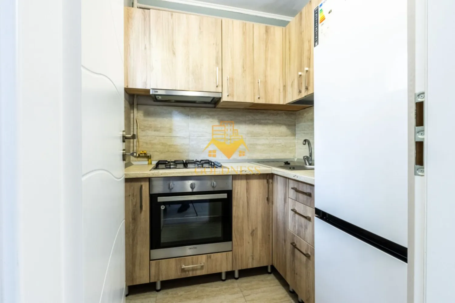 Garsoniera, moderna, Gheorgheni Zona Nicolae Titulescu, Interservisan - GOLDNESS Imobiliare vă propune spre închiriere o garsoniera complet mobilata și utilata, la Parter într-un imobil de 4 etaje, în Cartierul Gheorgheni. Posibilitate de parcare in zona! Se află în apropierea stațiilor de transport în comun, magazine, restaurante, spații verzi, farmacii, etc. Garsoniera este compartimentat astfel: - dormitor cu canapea extensibila, dulap pentru haine, loc de luat masa -bucatarie complet mobilata, utilata - baie cu cabina de dus, calorifer port prosop și dulap pentru depozitare. Imobilul este dotat cu toate cele necesare- centrală proprie, frigider, aragaz, hotă, mașină de spălat haine, etc. Dacă sunteți interesați de acest apartament și doriți să îl vizionați, dar și pentru alte oferte nu ezitați să ne contactați telefonic sau prin e-mail. Vă stăm la dispoziție! Pentru intermediere se percepe un comision de 50% din prețul chiriei! }}