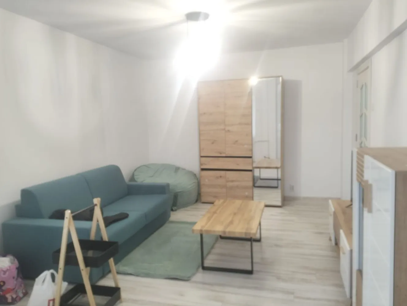 Garsonieră spațioasă 48 mp | Băneasa – zonă centrală | Etaj 3/3 - Agenția noastră vă propune spre închiriere o garsonieră spațioasă, situată într-o zonă centrală și foarte bine conectată din Băneasa, ideală pentru o persoană sau un cuplu. Locuința are o suprafață utilă generoasă de 48 mp și este situată la etajul 3 din 3 (ultimul etaj), oferind liniște și intimitate. 📍 Localizare excelentă: Imobilul este amplasat într-o zonă cu acces rapid către: Aeroportul Băneasa Piața Băneasa Licee și grădinițe Mijloace de transport în comun Clinici medicale și farmacii Magazine și zone comerciale ✔️ Compartimentarea este practică și oferă un spațiu confortabil pentru locuit. ✔️ Ideală pentru persoane active care doresc acces rapid către oraș și aeroport. 💰 PREȚ ȘI CONDIȚII Chirie: 550 €/lună Garanție: 1 lună 📅 Disponibilă începând cu 01.04.2026 📊 DETALII IMOBIL Tip: Garsonieră Suprafață utilă: 48 mp Etaj: 3 / 3 Zonă: Băneasa – central }}