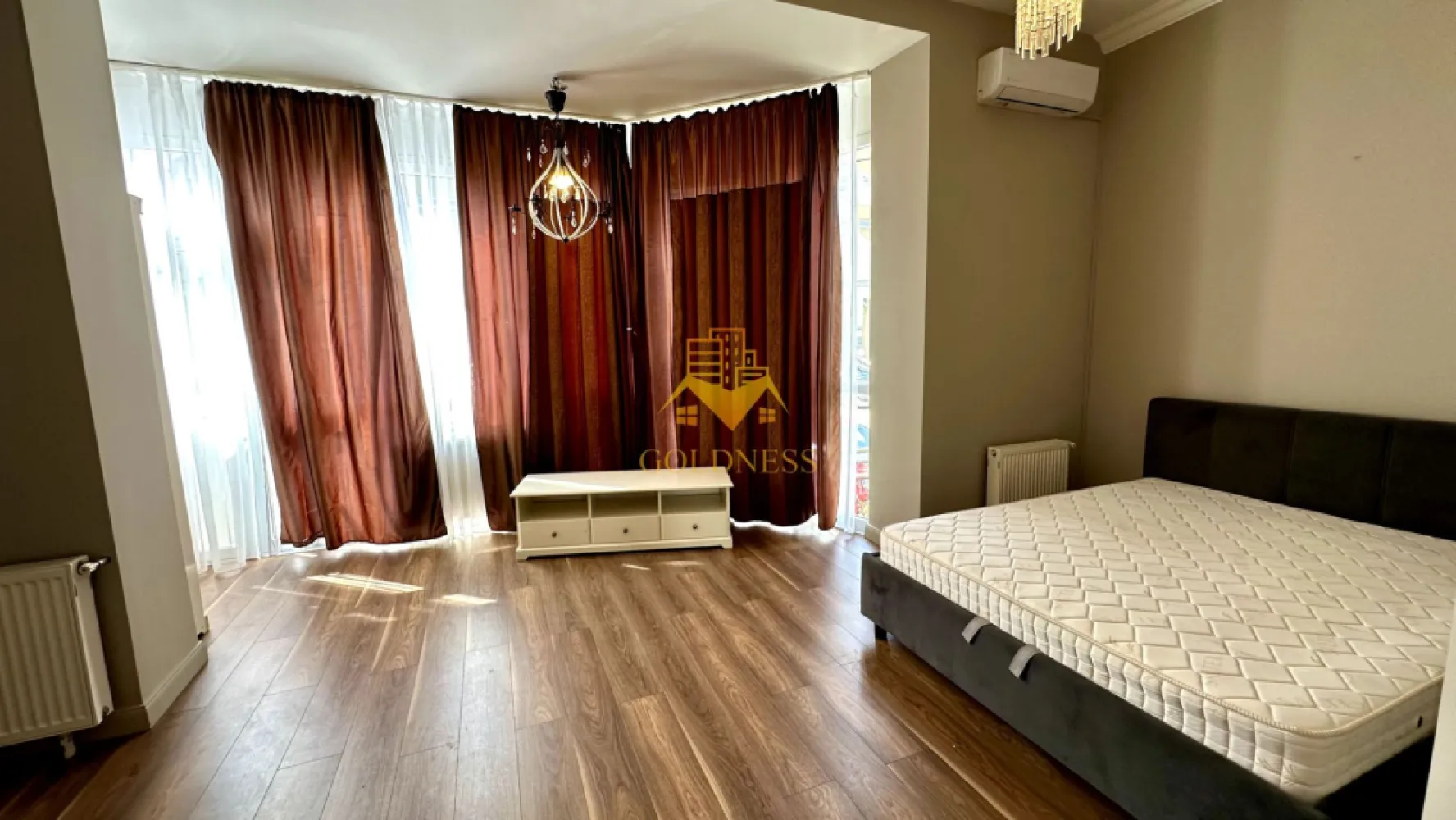 3 camere, modern, 2 parcari, Buna Ziua zona Home Garden, MCRO - GOLDNESS Imobiliare vă propune spre închiriere un apartament cu 3 camere complet mobilat și utilat, la parter într-un imobil de 2 etaje, în cartierul Buna Ziua. 

Apartamentul este compartimentat astfel:
 - dormitor cu pat matrimonial, dressing, noptiere
 - dormitor cu pat matrimonial, dressing, noptiere
 - living cu bucatarie open-space complet utilată, canapea extensibilă, loc de servit masa 
 - baie cu cada, calorifer port prosop inox și dulap pentru depozitare.

Imobilul este dotat cu toate cele necesare- centrală proprie, mașină de spălat haine, frigider, plită electrică, hotă, etc. 

Se află în apropierea stațiilor de transport în comun, magazine, restaurante, spații verzi, farmacii, etc. 

Dispune de 2 locuri de parcare!

Dacă sunteți interesați de acest apartament și doriți să îl vizionați, dar și pentru alte oferte sau detalii nu ezitați să ne contactați telefonic sau prin e-mail - goldnessimobiliare@gmail.com. Vă stăm la dispoziție!