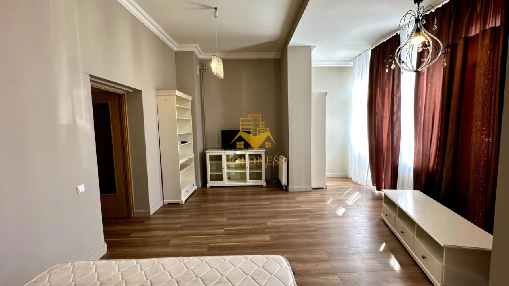 3 camere, modern, 2 parcari, Buna Ziua zona Home Garden, MCRO - GOLDNESS Imobiliare vă propune spre închiriere un apartament cu 3 camere complet mobilat și utilat, la parter într-un imobil de 2 etaje, în cartierul Buna Ziua. 

Apartamentul este compartimentat astfel:
 - dormitor cu pat matrimonial, dressing, noptiere
 - dormitor cu pat matrimonial, dressing, noptiere
 - living cu bucatarie open-space complet utilată, canapea extensibilă, loc de servit masa 
 - baie cu cada, calorifer port prosop inox și dulap pentru depozitare.

Imobilul este dotat cu toate cele necesare- centrală proprie, mașină de spălat haine, frigider, plită electrică, hotă, etc. 

Se află în apropierea stațiilor de transport în comun, magazine, restaurante, spații verzi, farmacii, etc. 

Dispune de 2 locuri de parcare!

Dacă sunteți interesați de acest apartament și doriți să îl vizionați, dar și pentru alte oferte sau detalii nu ezitați să ne contactați telefonic sau prin e-mail - goldnessimobiliare@gmail.com. Vă stăm la dispoziție!