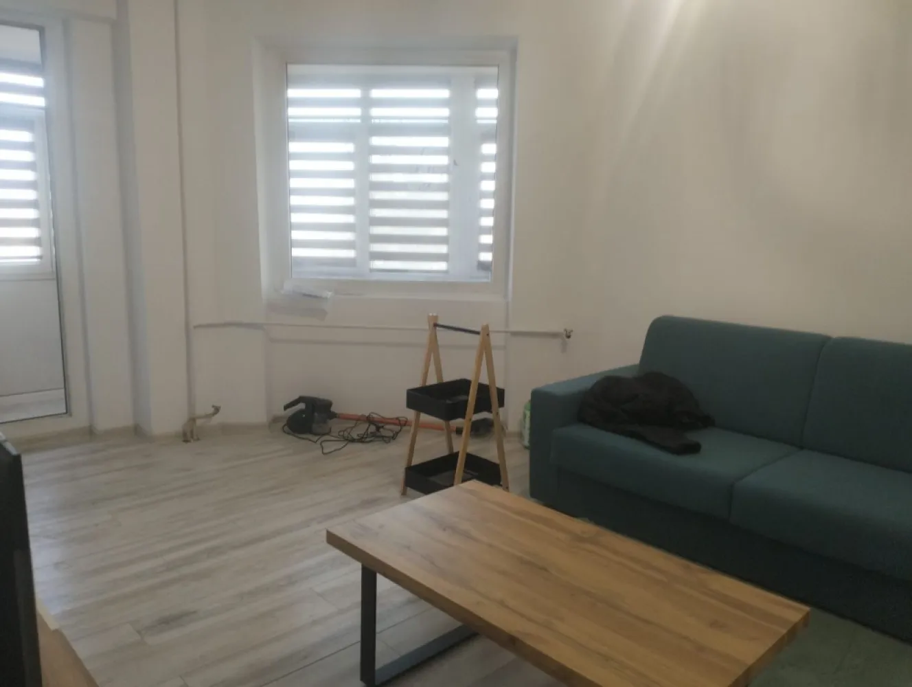 Garsonieră spațioasă 48 mp | Băneasa – zonă centrală | Etaj 3/3 - Agenția noastră vă propune spre închiriere o garsonieră spațioasă, situată într-o zonă centrală și foarte bine conectată din Băneasa, ideală pentru o persoană sau un cuplu. Locuința are o suprafață utilă generoasă de 48 mp și este situată la etajul 3 din 3 (ultimul etaj), oferind liniște și intimitate. 📍 Localizare excelentă: Imobilul este amplasat într-o zonă cu acces rapid către: Aeroportul Băneasa Piața Băneasa Licee și grădinițe Mijloace de transport în comun Clinici medicale și farmacii Magazine și zone comerciale ✔️ Compartimentarea este practică și oferă un spațiu confortabil pentru locuit. ✔️ Ideală pentru persoane active care doresc acces rapid către oraș și aeroport. 💰 PREȚ ȘI CONDIȚII Chirie: 550 €/lună Garanție: 1 lună 📅 Disponibilă începând cu 01.04.2026 📊 DETALII IMOBIL Tip: Garsonieră Suprafață utilă: 48 mp Etaj: 3 / 3 Zonă: Băneasa – central }}