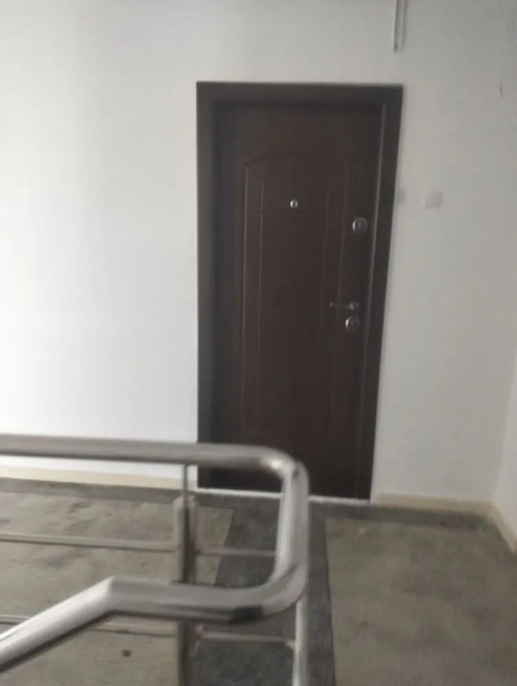 Garsonieră spațioasă 48 mp | Băneasa – zonă centrală | Etaj 3/3 - Agenția noastră vă propune spre închiriere o garsonieră spațioasă, situată într-o zonă centrală și foarte bine conectată din Băneasa, ideală pentru o persoană sau un cuplu. Locuința are o suprafață utilă generoasă de 48 mp și este situată la etajul 3 din 3 (ultimul etaj), oferind liniște și intimitate. 📍 Localizare excelentă: Imobilul este amplasat într-o zonă cu acces rapid către: Aeroportul Băneasa Piața Băneasa Licee și grădinițe Mijloace de transport în comun Clinici medicale și farmacii Magazine și zone comerciale ✔️ Compartimentarea este practică și oferă un spațiu confortabil pentru locuit. ✔️ Ideală pentru persoane active care doresc acces rapid către oraș și aeroport. 💰 PREȚ ȘI CONDIȚII Chirie: 550 €/lună Garanție: 1 lună 📅 Disponibilă începând cu 01.04.2026 📊 DETALII IMOBIL Tip: Garsonieră Suprafață utilă: 48 mp Etaj: 3 / 3 Zonă: Băneasa – central }}