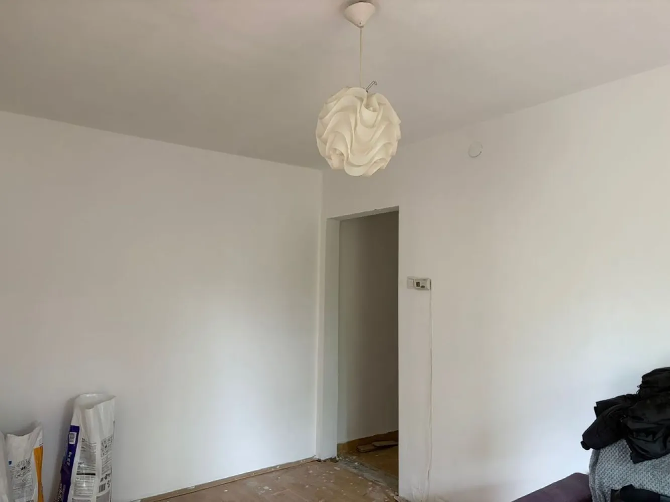 Dâmbu – Apartament 3 camere, etaj 2/4, balcon - Mentionati ID-ul proprietatii cand apelati: CP3208047
Contact ⓪⑦②⑥ ②②③ ⑧⑧⑥ Sebastian

Zap Imobiliare vă propune spre vânzare un apartament cu 3 camere, situat în Târgu Mureș, în zona Dâmbu. Proprietatea se află la etajul 2 al unui imobil cu 4 niveluri, un etaj intermediar extrem de căutat, ce oferă un echilibru excelent între confortul termic și accesibilitatea facilă. 

Apartamentul are o structură clasică și practică, fiind ideal pentru o familie sau pentru cei care își doresc un proiect de amenajare personalizat, deoarece locuința necesită ușoare lucrări de renovare, permițându-vă să alegeți finisajele după propriul gust.

Compartimentare și detalii tehnice:
-- Număr camere: 3 camere luminoase
-- Regim de înălțime: Etajul 2 din 4
-- Configurație interioară: 3 camere, 1 baie, bucătărie separată, hol de distribuție și balcon
-- Stare imobil: Necesită ușoare renovări (oportunitate excelentă de personalizare)

Avantaje zonă și proximități:
-- Amplasare ideală: Zona Dâmbu oferă acces rapid către școli, grădinițe, magazine și zone verzi
-- Transport: Conexiuni facile cu rețeaua de transport în comun din municipiu

Opțiuni financiare:
-- Preț vânzare: 83.000 Euro (Preț fix)

Detalii comision:
-- La achiziție (cumpărare): Comisionul pentru cumpărător este ZERO%.

Acest anunț nu corespunde cerințelor tale? Sună la numărul afișat în anunț și unul dintre agenții noștri te va ajuda cu alte oferte personalizate în funcție de cerințele tale.

Contact ⓪⑦②⑥ ②②③ ⑧⑧⑥ Sebastian