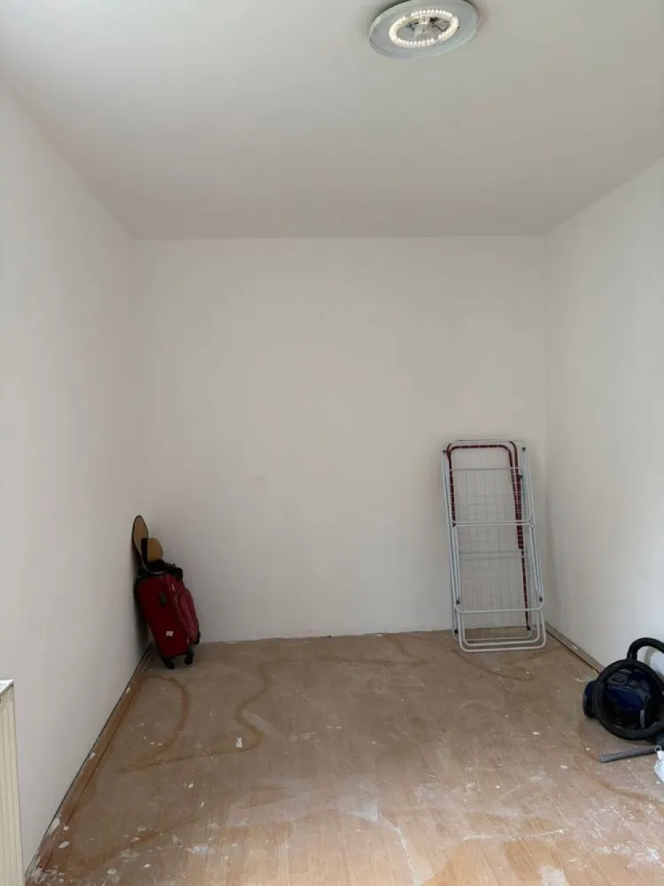 Dâmbu – Apartament 3 camere, etaj 2/4, balcon - Mentionati ID-ul proprietatii cand apelati: CP3208047
Contact ⓪⑦②⑥ ②②③ ⑧⑧⑥ Sebastian

Zap Imobiliare vă propune spre vânzare un apartament cu 3 camere, situat în Târgu Mureș, în zona Dâmbu. Proprietatea se află la etajul 2 al unui imobil cu 4 niveluri, un etaj intermediar extrem de căutat, ce oferă un echilibru excelent între confortul termic și accesibilitatea facilă. 

Apartamentul are o structură clasică și practică, fiind ideal pentru o familie sau pentru cei care își doresc un proiect de amenajare personalizat, deoarece locuința necesită ușoare lucrări de renovare, permițându-vă să alegeți finisajele după propriul gust.

Compartimentare și detalii tehnice:
-- Număr camere: 3 camere luminoase
-- Regim de înălțime: Etajul 2 din 4
-- Configurație interioară: 3 camere, 1 baie, bucătărie separată, hol de distribuție și balcon
-- Stare imobil: Necesită ușoare renovări (oportunitate excelentă de personalizare)

Avantaje zonă și proximități:
-- Amplasare ideală: Zona Dâmbu oferă acces rapid către școli, grădinițe, magazine și zone verzi
-- Transport: Conexiuni facile cu rețeaua de transport în comun din municipiu

Opțiuni financiare:
-- Preț vânzare: 83.000 Euro (Preț fix)

Detalii comision:
-- La achiziție (cumpărare): Comisionul pentru cumpărător este ZERO%.

Acest anunț nu corespunde cerințelor tale? Sună la numărul afișat în anunț și unul dintre agenții noștri te va ajuda cu alte oferte personalizate în funcție de cerințele tale.

Contact ⓪⑦②⑥ ②②③ ⑧⑧⑥ Sebastian
