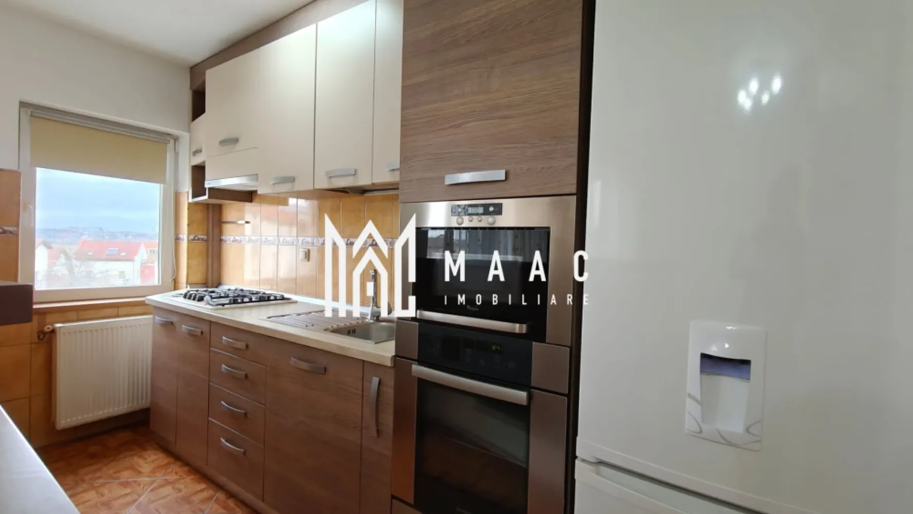 Apartament 4 camere | 2 balcoane | 86 mp | Ștrand - MAAC Imobiliare vă propune spre vânzare un apartament generos, cu 4 camere decomandate, situat într-o locație excelentă, ideal pentru o familie sau pentru cei care apreciază confortul și spațiul. Suprafața utilă de 86 mp oferă o compartimentare practică și modernă, cu camere luminoase și funcționale. Apartamentul se vinde parțial mobilat și utilat, exact ca în poze, fiind astfel pregătit pentru mutare imediată. Detalii apartament: • Suprafață utilă: 86 mp • Camere: 4 (living cu bucătărie deschisă, 3 dormitoare, 2 băi) • Băi: 2 (una cu cadă, cealaltă cu duș) • Balcoane: 2 (unul de 5,89 mp și un logie de 2,32 mp) • Compartimentare: Decomandată, cu un living spațios de 23,20 mp, 3 dormitoare (15,97 mp fiecare) și o cameră de zi de 17,34 mp. • Orientare: Sud-Est-Vest, apartamentul beneficiază de lumină naturală pe tot parcursul zilei. Facilități și dotări: • Apartamentul dispune de toate utilitățile, inclusiv curent trifazic. • Clădirea are doar 4 etaje (apartamentul se află la parterul înalt), cu doar 2 apartamente pe etaj, oferind intimitate și liniște. • Încălzire centralizată, termopan, și instalații de calitate superioară. Opțiuni suplimentare: • Garaj privat de 21,35 mp, situat sub apartament, disponibil pentru 18.000 euro. • Două boxe (7,61 mp fiecare), la prețul de 8.000 euro fiecare, pentru un plus de confort și spațiu de depozitare. Preț total: • Apartament + garaj: 187.000 euro • Apartament fără garaj: 169.000 euro • Boxe: 8.000 euro fiecare Apartamentul este liber și pregătit pentru mutare imediată. Se vinde parțial mobilat și utilat, exact ca în poze, oferindu-vă un confort suplimentar și economisind timp pentru amenajări. Pentru detalii suplimentare sau pentru a programa o vizionare, vă rugăm să contactați MAAC Imobiliare, menționând codul ID: CP2810541. }}