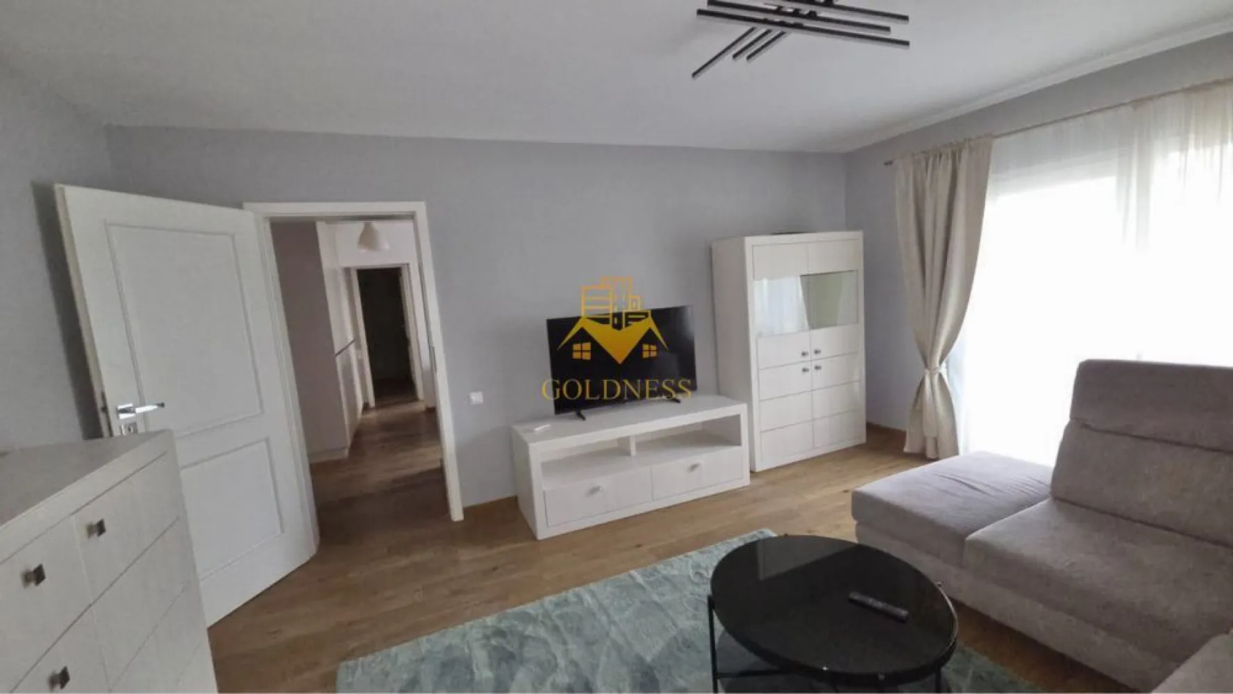 2 camere, Manastur, Calea Florești, Parcul Rozelor, Plopilor, Kaufland - GOLDNESS Imobiliare vă propune spre închiriere un apartament cu 2 camere complet mobilat și utilat, la etajul 4 într-un imobil de 8 etaje, în Cartierul Manastur. Dispune de loc de parcare! Se află în apropierea stațiilor de transport în comun, magazine, restaurante, spații verzi, farmacii, etc. Apartamentul este compartimentat astfel: - dormitor cu pat matrimonial, dressing, noptiere - living cu canapea extensibilă - bucătărie complet utilată și mobilată, loc de servit masa - baie cu dus walkin, calorifer port prosop și dulap pentru depozitare. - terasa de 8 mp. Imobilul este dotat cu toate cele necesare- centrală proprie, frigider, aragaz, hotă, mașină de spălat haine, etc. Dacă sunteți interesați de acest apartament și doriți să îl vizionați, dar și pentru alte oferte nu ezitați să ne contactați telefonic sau prin e-mail. Vă stăm la dispoziție! Pentru intermediere se percepe un comision de 50% din prețul chiriei! }}
