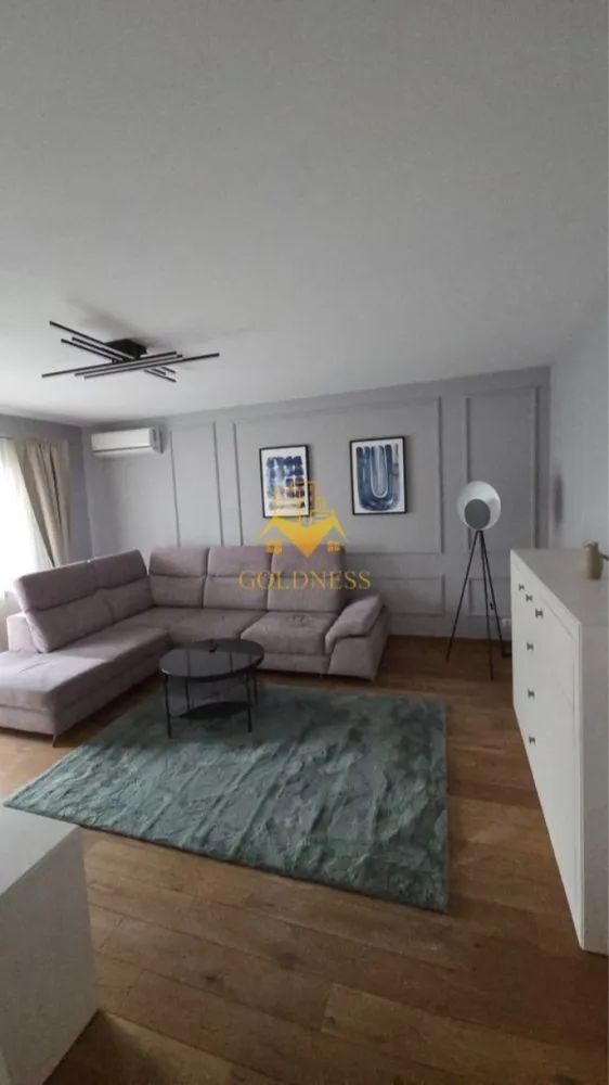 2 camere, Manastur, Calea Florești, Parcul Rozelor, Plopilor, Kaufland - GOLDNESS Imobiliare vă propune spre închiriere un apartament cu 2 camere complet mobilat și utilat, la etajul 4 într-un imobil de 8 etaje, în Cartierul Manastur. Dispune de loc de parcare! Se află în apropierea stațiilor de transport în comun, magazine, restaurante, spații verzi, farmacii, etc. Apartamentul este compartimentat astfel: - dormitor cu pat matrimonial, dressing, noptiere - living cu canapea extensibilă - bucătărie complet utilată și mobilată, loc de servit masa - baie cu dus walkin, calorifer port prosop și dulap pentru depozitare. - terasa de 8 mp. Imobilul este dotat cu toate cele necesare- centrală proprie, frigider, aragaz, hotă, mașină de spălat haine, etc. Dacă sunteți interesați de acest apartament și doriți să îl vizionați, dar și pentru alte oferte nu ezitați să ne contactați telefonic sau prin e-mail. Vă stăm la dispoziție! Pentru intermediere se percepe un comision de 50% din prețul chiriei! }}
