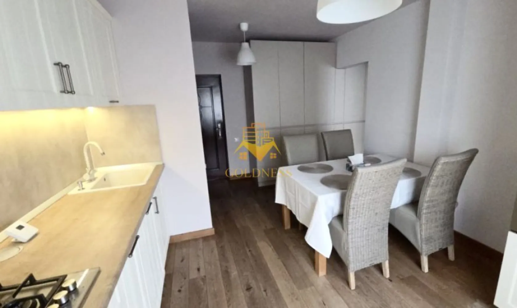 2 camere, Manastur, Calea Florești, Parcul Rozelor, Plopilor, Kaufland - GOLDNESS Imobiliare vă propune spre închiriere un apartament cu 2 camere complet mobilat și utilat, la etajul 4 într-un imobil de 8 etaje, în Cartierul Manastur. Dispune de loc de parcare! Se află în apropierea stațiilor de transport în comun, magazine, restaurante, spații verzi, farmacii, etc. Apartamentul este compartimentat astfel: - dormitor cu pat matrimonial, dressing, noptiere - living cu canapea extensibilă - bucătărie complet utilată și mobilată, loc de servit masa - baie cu dus walkin, calorifer port prosop și dulap pentru depozitare. - terasa de 8 mp. Imobilul este dotat cu toate cele necesare- centrală proprie, frigider, aragaz, hotă, mașină de spălat haine, etc. Dacă sunteți interesați de acest apartament și doriți să îl vizionați, dar și pentru alte oferte nu ezitați să ne contactați telefonic sau prin e-mail. Vă stăm la dispoziție! Pentru intermediere se percepe un comision de 50% din prețul chiriei! }}
