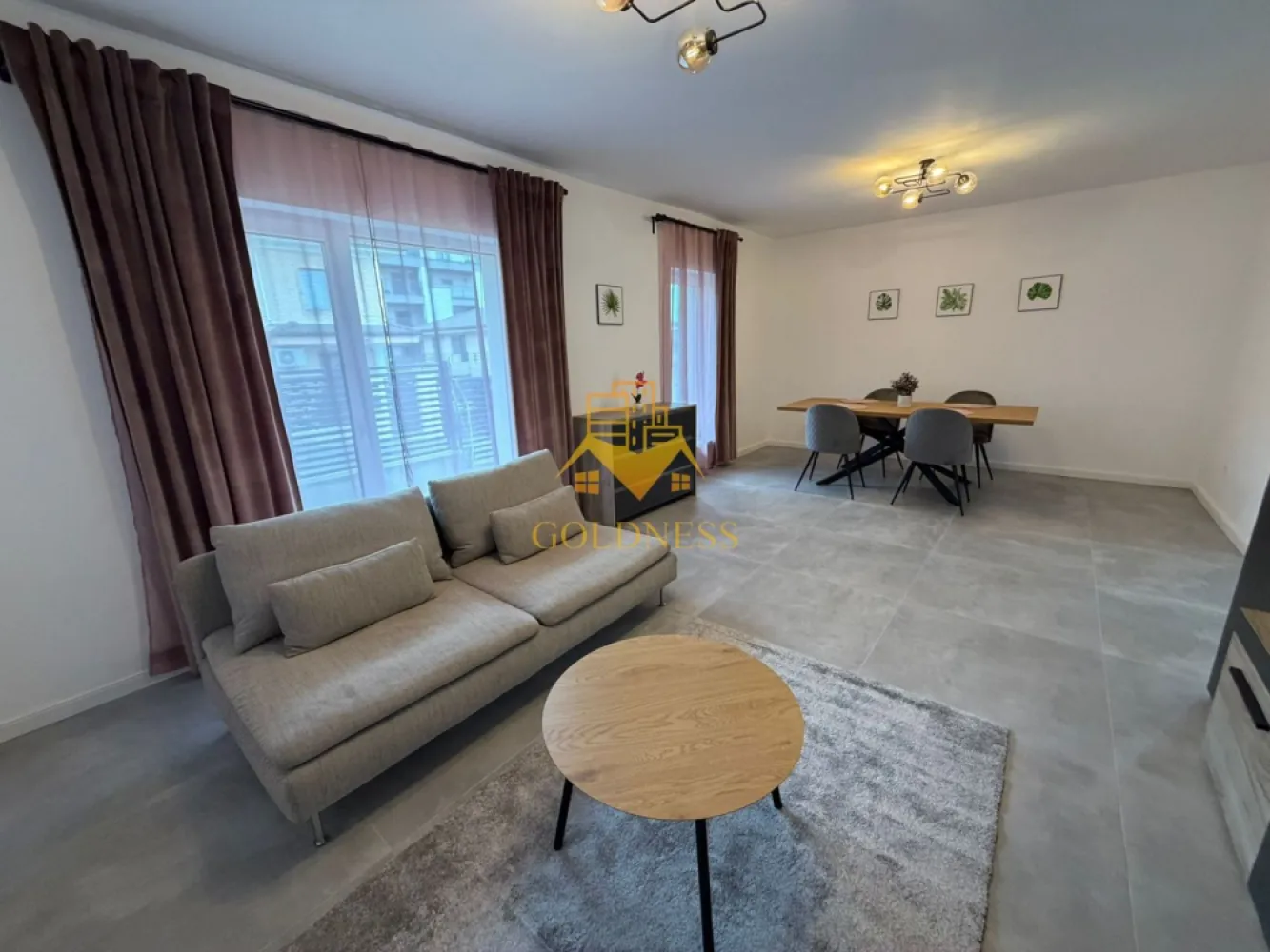 Casa 4 camere, Parcare, Cartier Iris, Zona Auchan, Oasului - GOLDNESS Imobiliare vă propune spre închiriere o casa cu 4 camere mobilata și utilata, P+E1, în Cartierul Iris. Dispunerea imobilului este urmatoare: P+E1, cu o suprafata utila de 117mp. Intrarea principala in imobil se face din lateral, printr-un hol de unde se poate accesa cu usurinta baia, living-ul si bucataria. De asemenea, in cadrul parterului va punem la dispozitie un spatiu tehnic si o terasa de 20 mp cu iesire din bucatarie. La etaj se regasesc 3 dormitoare, 2 bai si un balcon. Cladirea are clasa energetica A. Curtea are o suprafata de 250mp si dispune de o platforma pentru parcarea a 2 autoturisme Imobilul este dotat cu toate cele necesare- centrală proprie, frigider, aragaz, hotă, mașină de spălat haine, etc. Dacă sunteți interesați de acest apartament și doriți să îl vizionați, dar și pentru alte oferte nu ezitați să ne contactați telefonic sau prin e-mail. Vă stăm la dispoziție! Pentru intermediere se percepe un comision de 50% din prețul chiriei! }}