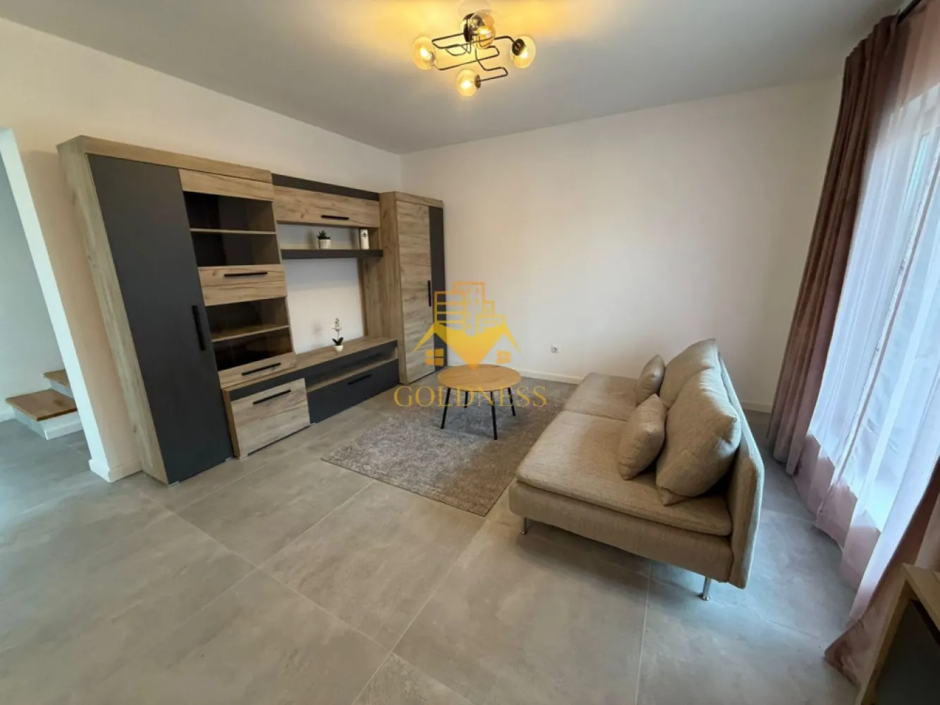 Casa 4 camere, Parcare, Cartier Iris, Zona Auchan, Oasului - GOLDNESS Imobiliare vă propune spre închiriere o casa cu 4 camere mobilata și utilata, P+E1, în Cartierul Iris. Dispunerea imobilului este urmatoare: P+E1, cu o suprafata utila de 117mp. Intrarea principala in imobil se face din lateral, printr-un hol de unde se poate accesa cu usurinta baia, living-ul si bucataria. De asemenea, in cadrul parterului va punem la dispozitie un spatiu tehnic si o terasa de 20 mp cu iesire din bucatarie. La etaj se regasesc 3 dormitoare, 2 bai si un balcon. Cladirea are clasa energetica A. Curtea are o suprafata de 250mp si dispune de o platforma pentru parcarea a 2 autoturisme Imobilul este dotat cu toate cele necesare- centrală proprie, frigider, aragaz, hotă, mașină de spălat haine, etc. Dacă sunteți interesați de acest apartament și doriți să îl vizionați, dar și pentru alte oferte nu ezitați să ne contactați telefonic sau prin e-mail. Vă stăm la dispoziție! Pentru intermediere se percepe un comision de 50% din prețul chiriei! }}