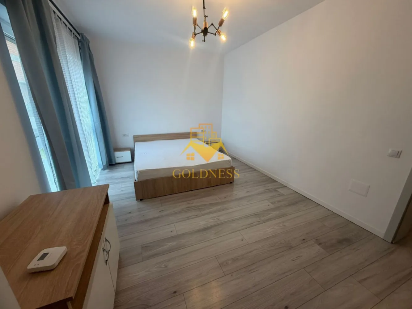 Casa 4 camere, Parcare, Cartier Iris, Zona Auchan, Oasului - GOLDNESS Imobiliare vă propune spre închiriere o casa cu 4 camere mobilata și utilata, P+E1, în Cartierul Iris. Dispunerea imobilului este urmatoare: P+E1, cu o suprafata utila de 117mp. Intrarea principala in imobil se face din lateral, printr-un hol de unde se poate accesa cu usurinta baia, living-ul si bucataria. De asemenea, in cadrul parterului va punem la dispozitie un spatiu tehnic si o terasa de 20 mp cu iesire din bucatarie. La etaj se regasesc 3 dormitoare, 2 bai si un balcon. Cladirea are clasa energetica A. Curtea are o suprafata de 250mp si dispune de o platforma pentru parcarea a 2 autoturisme Imobilul este dotat cu toate cele necesare- centrală proprie, frigider, aragaz, hotă, mașină de spălat haine, etc. Dacă sunteți interesați de acest apartament și doriți să îl vizionați, dar și pentru alte oferte nu ezitați să ne contactați telefonic sau prin e-mail. Vă stăm la dispoziție! Pentru intermediere se percepe un comision de 50% din prețul chiriei! }}