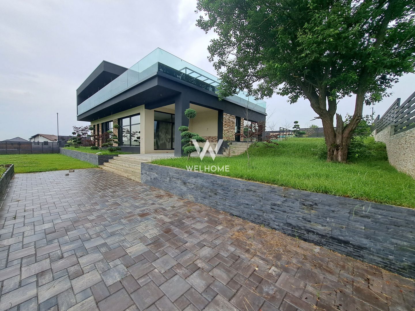 Vilă modernă premium cu piscină interioară, teren 1200 mp și panoramă