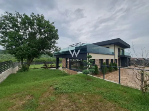 Vilă modernă premium cu piscină interioară, teren 1200 mp și panoramă
