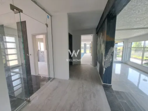 Vilă modernă premium cu piscină interioară, teren 1200 mp și panoramă