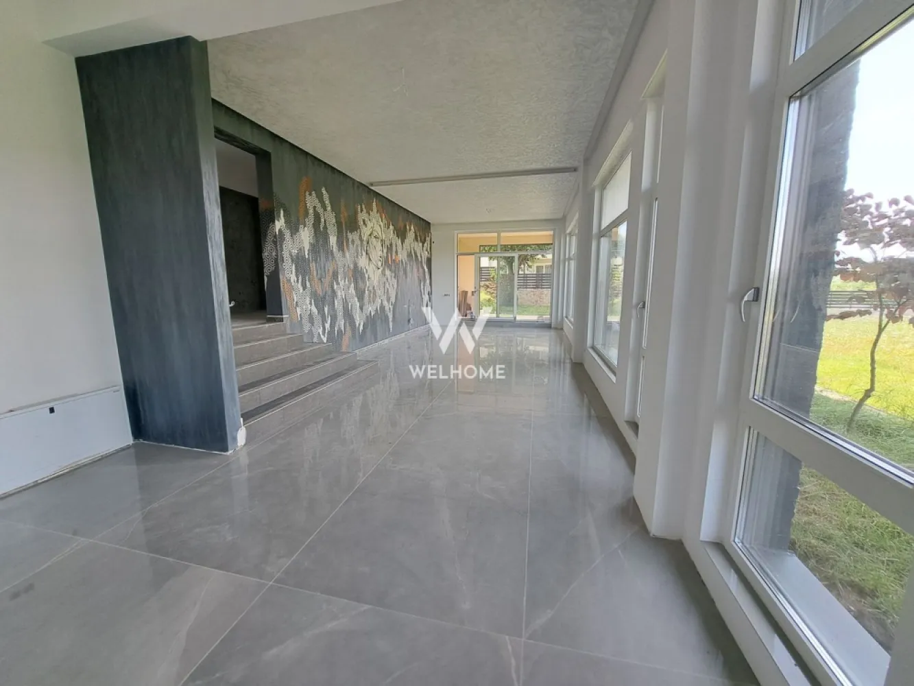 Vilă modernă premium cu piscină interioară, teren 1200 mp și panoramă - Descoperă o proprietate cu adevărat specială, concepută pentru cei care își doresc confort, intimitate și un stil de viață premium, într-o zonă liniștită, cu panoramă superbă asupra dealurilor din Cisnădie si spre Cisnadioara, la doar 15 minute de centrul Sibiului. Această casă individuală, cu design modern ofera spații generoase și un flow perfect între interior și exterior, ideal pentru viața de familie sau chiar pentru un concept exclusivist de business (boutique retreat / centru wellness). Proprietatea dispune de 240 mp utili și este amplasată pe un teren generos de 1200 mp, care oferă intimitate, spațiu verde și multiple posibilități de amenajare. Un element rar întâlnit este piscina interioară de aproximativ 50 mp, un adevărat lux personal, care transformă locuința într-un spațiu de relaxare și wellness în orice sezon. Zona de zi impresionează printr-un living amplu open-space cu bucătăria și zona de dining, gândite pentru conexiune și socializare, cu ieșire directă către terasa acoperită destinată zonei de barbeque. Un alt avantaj major este garajul cu acces direct în holul casei, oferind confort și funcționalitate în viața de zi cu zi. Compartimentare: Parter: • hol de acces • baie • garaj cu acces direct în casă • cameră tehnică / lavanderie • spațiu de depozitare • piscină interioară (aprox. 50 mp) • living generos cu dining și bucătărie open-space • terasă acoperită pentru barbeque Etaj: • hol • 4 dormitoare luminoase • 2 băi (un dormitor cu baie proprie) • terasă circulabilă cu acces din 3 camere – ideală pentru jacuzzi sau zonă lounge • balcon cu priveliște frumoasă către dealuri Terenul de 1200 mp este terasat și oferă: • spațiu generos pentru parcarea mai multor mașini • zone pentru relaxare și petrecerea timpului cu familia și prietenii • vegetație tânără și posibilitatea de amenajare personalizată după propriul stil de viață. Această proprietate este alegerea perfectă pentru cei care își doresc liniște, natură, spațiu și confort modern, într-o casă spectaculoasă aproape de oraș. PRET: 550 000 EUR + 21 % TVA Telefon: 0756 094 405 }}