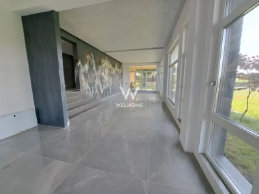 Vilă modernă premium cu piscină interioară, teren 1200 mp și panoramă