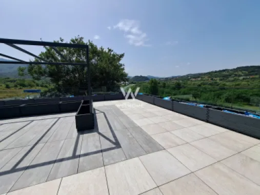 Vilă modernă premium cu piscină interioară, teren 1200 mp și panoramă