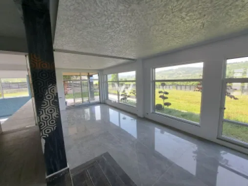 Vilă modernă premium cu piscină interioară, teren 1200 mp și panoramă