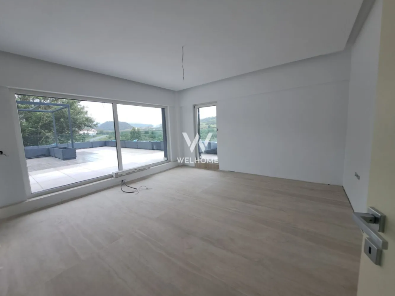 Vilă modernă premium cu piscină interioară, teren 1200 mp și panoramă