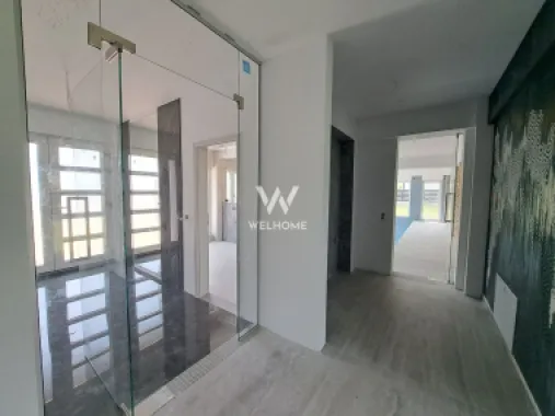 Vilă modernă premium cu piscină interioară, teren 1200 mp și panoramă