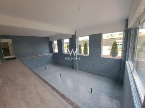 Vilă modernă premium cu piscină interioară, teren 1200 mp și panoramă