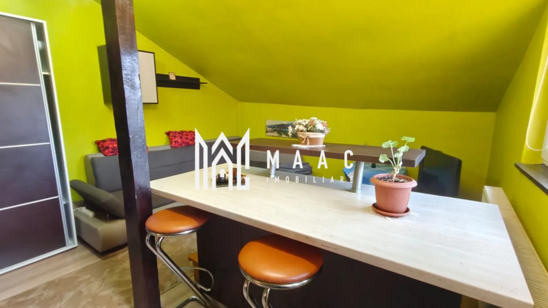 Apartament 3 camere la casa I Curte I 55 MPU I Selimbar - MAAC Imobiliare vă propune spre închiriere un apartament cu 3 camere situat în Selimbar într-o zonă liniștită. Locuința dispune de o suprafață utilă de 55 mp, fiind bine compartimentată, ideală pentru un stil de viață confortabil. Detalii și compartimentare: -suprafață utilă de 55 mp -1 dormitor -bucătărie mobilată -centrală proprie -mașină de spălat -birou Nu se acceptă animale de companie și nu se acceptă fumători. Se percepe o garanție în cuantum de 300 euro. Perioada minimă de închiriere este de 12 luni. Pentru mai multe detalii, vă rugăm să menționați CP3015330 la telefon. }}