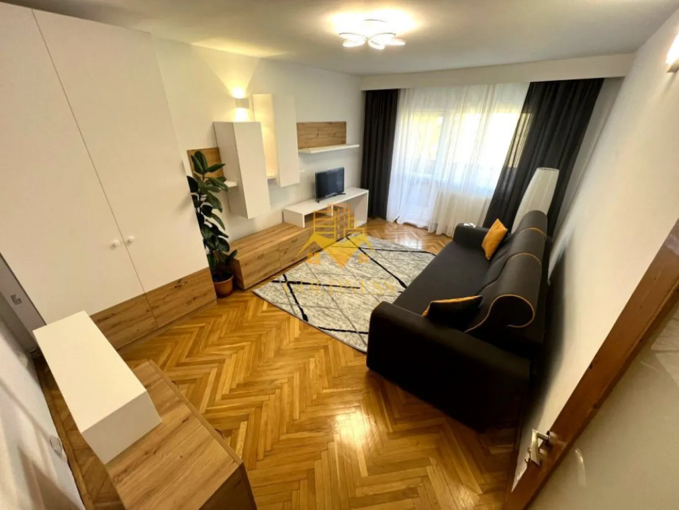 3 camere decomandate, UMF, USAMV, Regina Maria, Louis Pasteur, Zorilor - GOLDNESS Imobiliare vă propune spre închiriere un apartament cu 3 camere decomandate, complet mobilat și utilat, la etajul 3 într-un imobil de 4 etaje, în cartierul Zorilor Apartamentul este compartimentat astfel: - un dormitor cu pat matrimonial, dressing, noptiere. - doua dormitoare cu canapele extensibile, dulapuri, birouri, comoda tv - 2 bai, una cu casa si una cu dus portabil, calorifer port prosop inox și dulap pentru depozitare. - bucătăria complet utilată si mobilata, loc de servit masa, - balcon de 5 mp. Imobilul este dotat cu toate cele necesare- centrală proprie, frigider, aragaz, hotă, mașină de spălat haine si vase, etc. Dacă sunteți interesați de acest apartament și doriți să îl vizionați, dar și pentru alte oferte nu ezitați să ne contactați telefonic sau prin e-mail. Vă stăm la dispoziție! Pentru intermediere se percepe un comision de 50% din prețul chiriei! }}