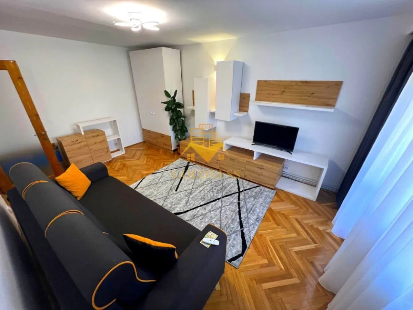 3 camere decomandate, UMF, USAMV, Regina Maria, Louis Pasteur, Zorilor - GOLDNESS Imobiliare vă propune spre închiriere un apartament cu 3 camere decomandate, complet mobilat și utilat, la etajul 3 într-un imobil de 4 etaje, în cartierul Zorilor Apartamentul este compartimentat astfel: - un dormitor cu pat matrimonial, dressing, noptiere. - doua dormitoare cu canapele extensibile, dulapuri, birouri, comoda tv - 2 bai, una cu casa si una cu dus portabil, calorifer port prosop inox și dulap pentru depozitare. - bucătăria complet utilată si mobilata, loc de servit masa, - balcon de 5 mp. Imobilul este dotat cu toate cele necesare- centrală proprie, frigider, aragaz, hotă, mașină de spălat haine si vase, etc. Dacă sunteți interesați de acest apartament și doriți să îl vizionați, dar și pentru alte oferte nu ezitați să ne contactați telefonic sau prin e-mail. Vă stăm la dispoziție! Pentru intermediere se percepe un comision de 50% din prețul chiriei! }}