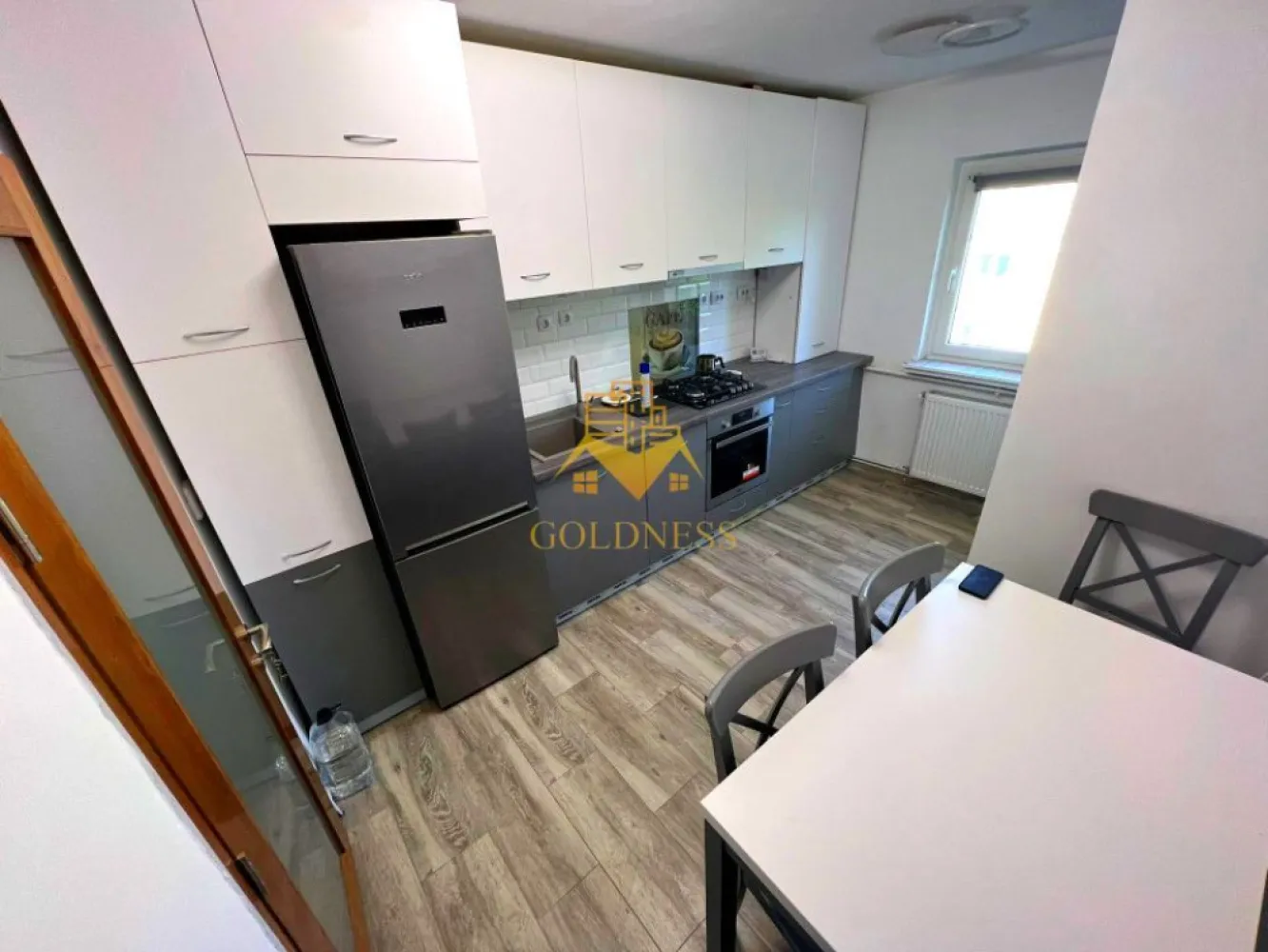 3 camere decomandate, UMF, USAMV, Regina Maria, Louis Pasteur, Zorilor - GOLDNESS Imobiliare vă propune spre închiriere un apartament cu 3 camere decomandate, complet mobilat și utilat, la etajul 3 într-un imobil de 4 etaje, în cartierul Zorilor Apartamentul este compartimentat astfel: - un dormitor cu pat matrimonial, dressing, noptiere. - doua dormitoare cu canapele extensibile, dulapuri, birouri, comoda tv - 2 bai, una cu casa si una cu dus portabil, calorifer port prosop inox și dulap pentru depozitare. - bucătăria complet utilată si mobilata, loc de servit masa, - balcon de 5 mp. Imobilul este dotat cu toate cele necesare- centrală proprie, frigider, aragaz, hotă, mașină de spălat haine si vase, etc. Dacă sunteți interesați de acest apartament și doriți să îl vizionați, dar și pentru alte oferte nu ezitați să ne contactați telefonic sau prin e-mail. Vă stăm la dispoziție! Pentru intermediere se percepe un comision de 50% din prețul chiriei! }}