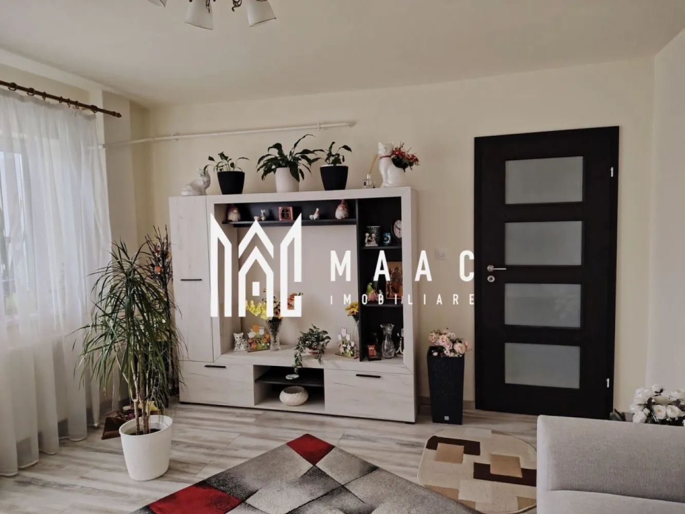 Apartament de vânzare cu două camere etaj 2 zona Gării - Apartament 2 camere, complet renovat 2022, zona Gării – Bloc MVP ID anunț: CP3015393 MAAC Imobiliare vă propune spre vânzare un apartament modern cu 2 camere, semidecomandat, situat în zona Gării din Râmnicu Vâlcea, în blocul MVP (vis-a-vis de parcul de la Gară), Scara C. Localizare excelentă – poziționat într-o zonă accesibilă, aproape de parc, mijloace de transport, magazine și alte puncte de interes. Detalii proprietate: Etaj 2 din 3 Bloc de cărămidă, reabilitat termic în perioada 2020–2021 Suprafață utilă: 45 mp Balcon: 5,33 mp (izolat) Orientare către curtea interioară – liniște și intimitate Însorit după-amiaza până la apus Renovare completă în 2022 – TOTUL NOU: ✔ Refăcut integral de la tencuială ✔ Instalație electrică nouă ✔ Instalație de încălzire nouă ✔ Centrală termică pe gaz ✔ Termopane schimbate ✔ Uși interioare noi ✔ Ușă metalică nouă la intrare ✔ Șapă nouă, parchet nou ✔ Balcon izolat Apartamentul beneficiază de mobilier de bucătărie realizat pe comandă și electrocasnice noi, nefolosite. Proprietatea este ideală atât pentru locuit, cât și pentru investiție, datorită poziției excelente și a renovării complete, fără necesitatea unor investiții suplimentare. Pentru mai multe detalii sau programarea unei vizionări, contactați MAAC Imobiliare și menționați ID CP3015393. }}